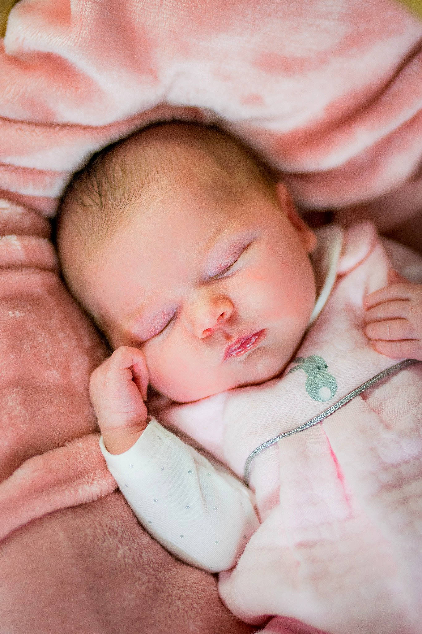 Heloïse a rejoint le concours — aidez-le/la à gagner de superbes lots ! baby, baby_sleeping, bedtime, birth, cheek, child, childbirth, face, finger, hand, lip, mouth, nap, nose, person, portrait_photography, skin, sleep