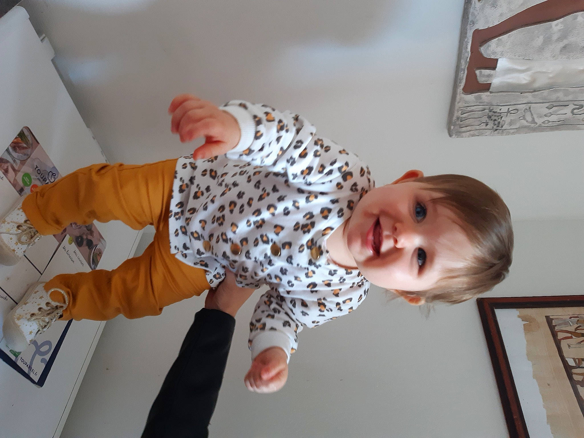 Heloïse participe au concours pour gagner de l'argent avec cette photo : arm, baby, baby_products, baby_safety, baby_toddler_clothing, child, comfort, elbow, finger, flooring, happy, joint, joy, organ, person, room, sleeve, smile, textile, thumb