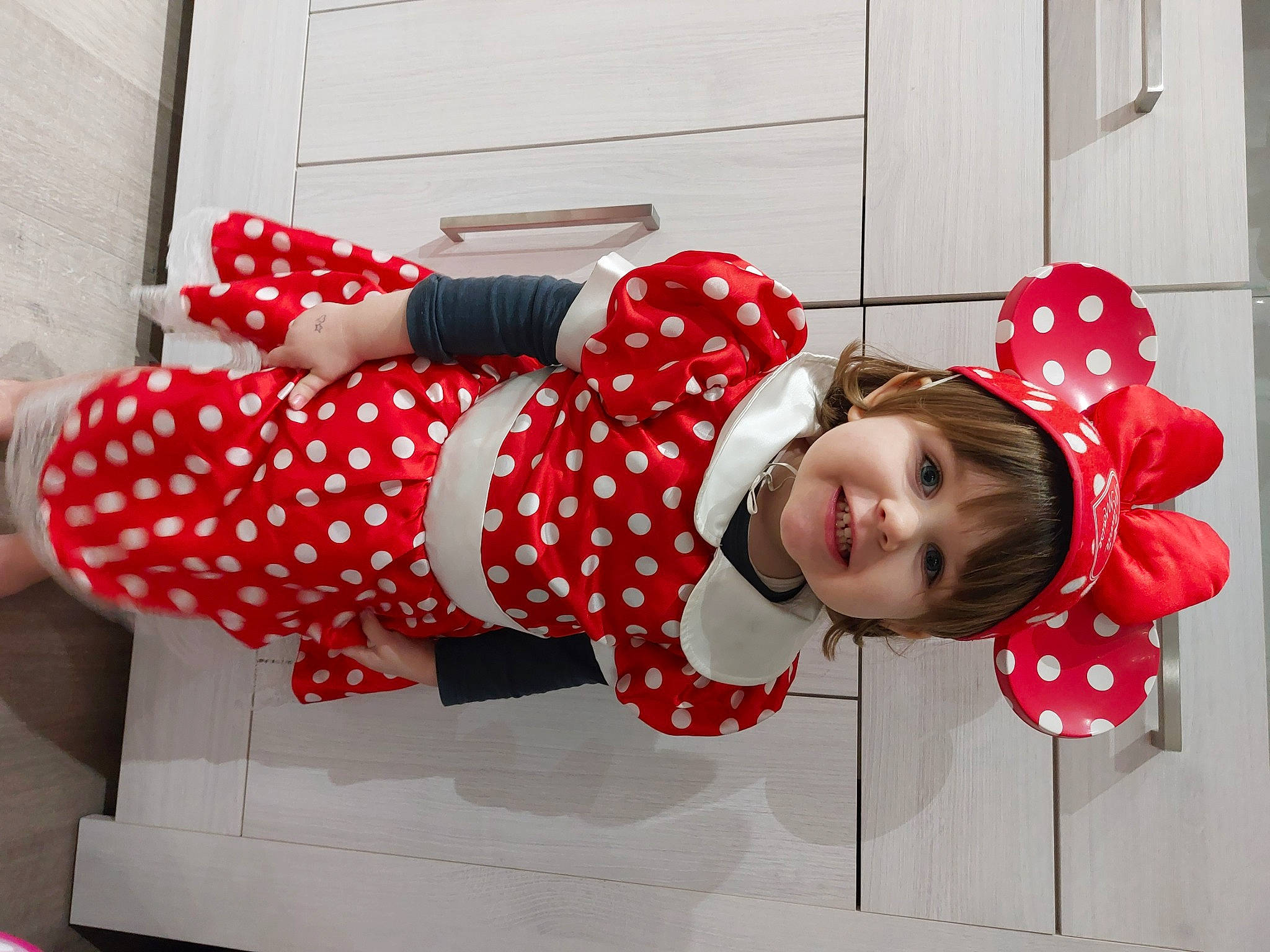 Héloïse a rejoint le concours — aidez-le/la à gagner de superbes lots ! baby_toddler_clothing, carmine, child, costume, costume_hat, fun, happy, human_leg, joy, pattern, person, plaid, sleeve, smile, stuffed_toy, sun_hat, tartan, textile, thigh, toddler