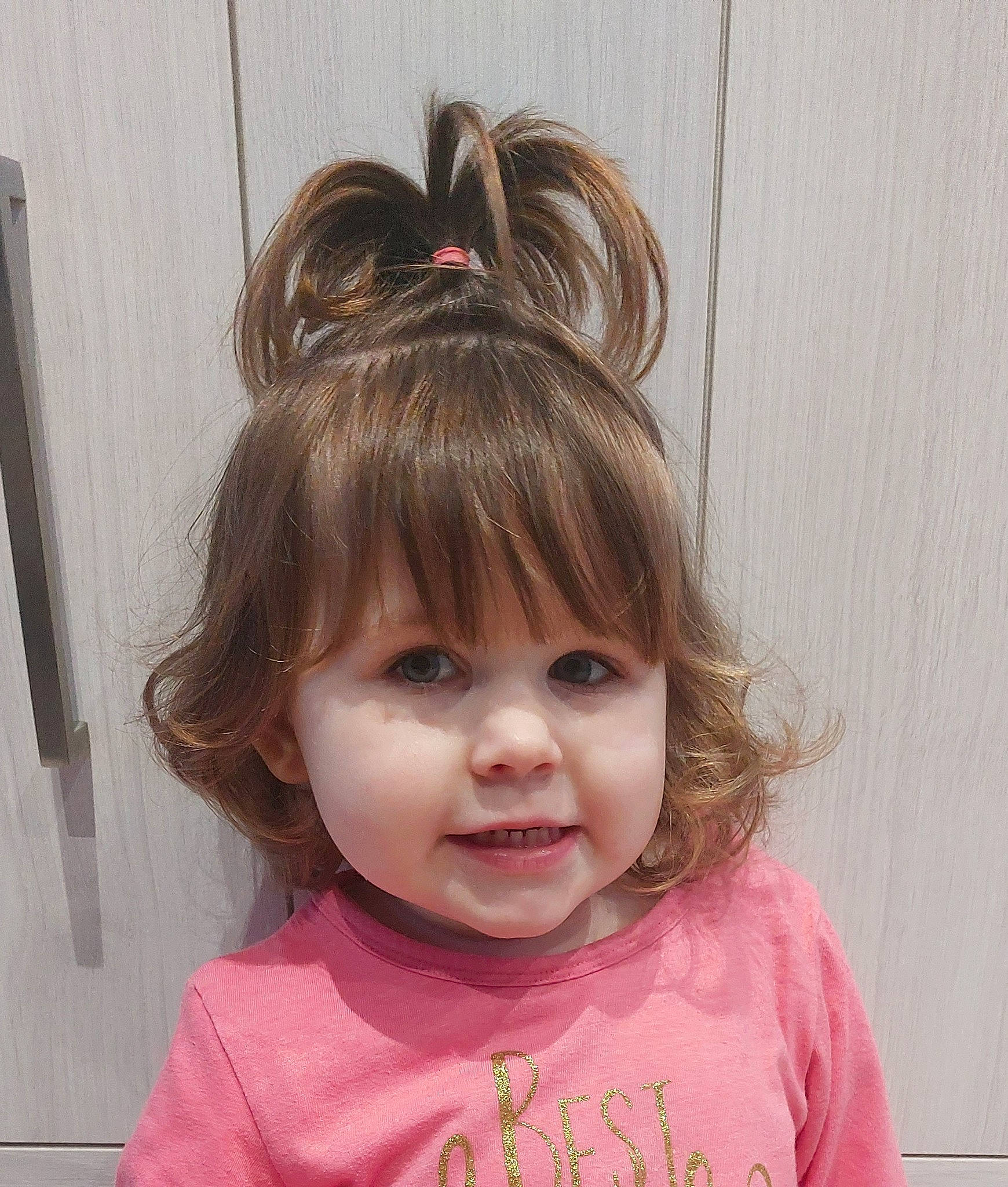 Héloïse participe au concours pour gagner de l'argent avec cette photo : baby_toddler_clothing, bangs, brown_hair, cheek, child, ear, eye, eyebrow, eyelash, fashion_accessory, hair_accessory, happy, headpiece, iris, neck, nose, person, pink, sleeve, smile