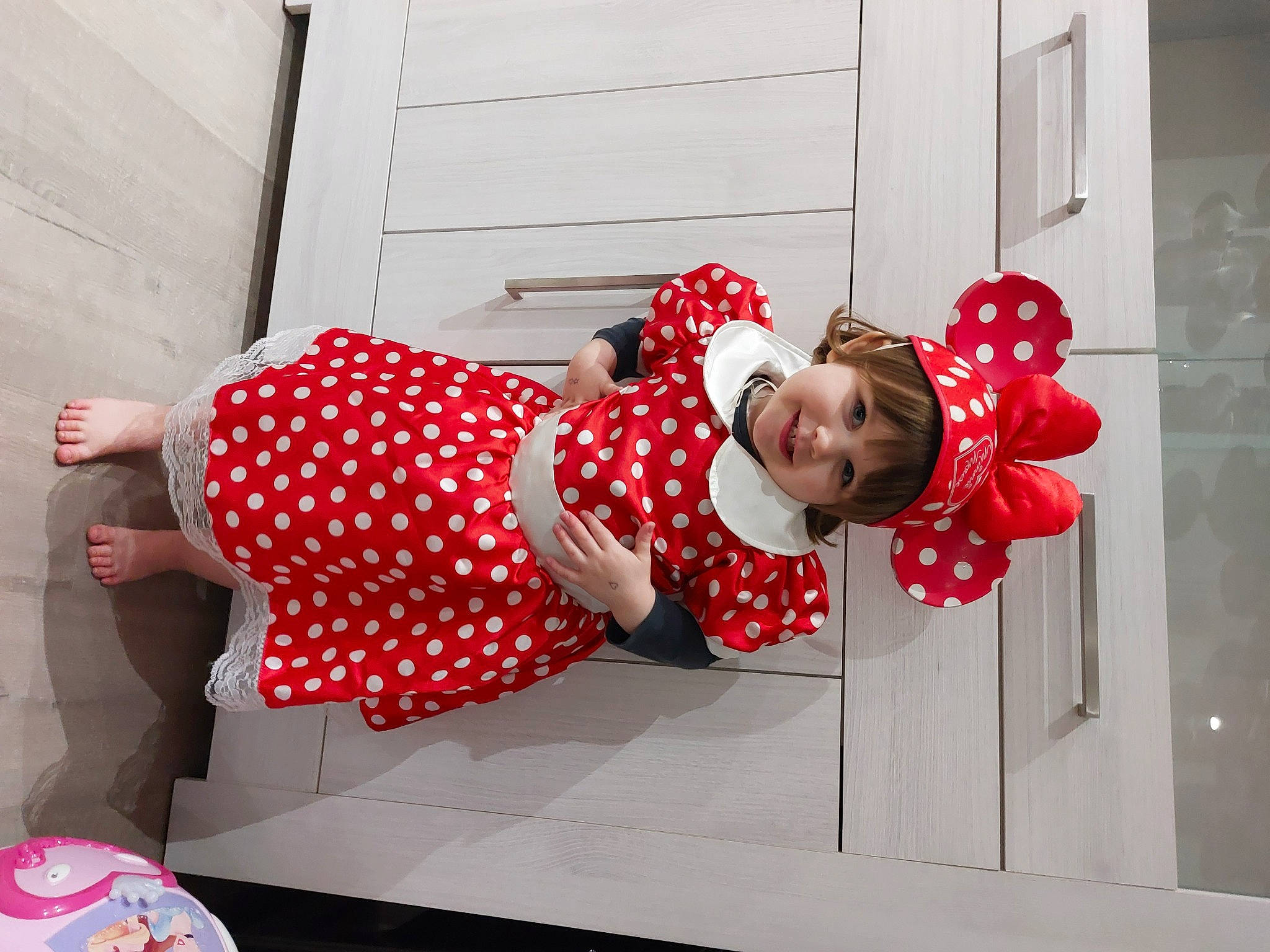 Héloïse a rejoint le concours — aidez-le/la à gagner de superbes lots ! baby_toddler_clothing, carmine, child, comfort, flooring, fun, happy, human_leg, joy, knee, linens, magenta, pattern, person, room, sandal, sleeve, smile, thigh, toddler