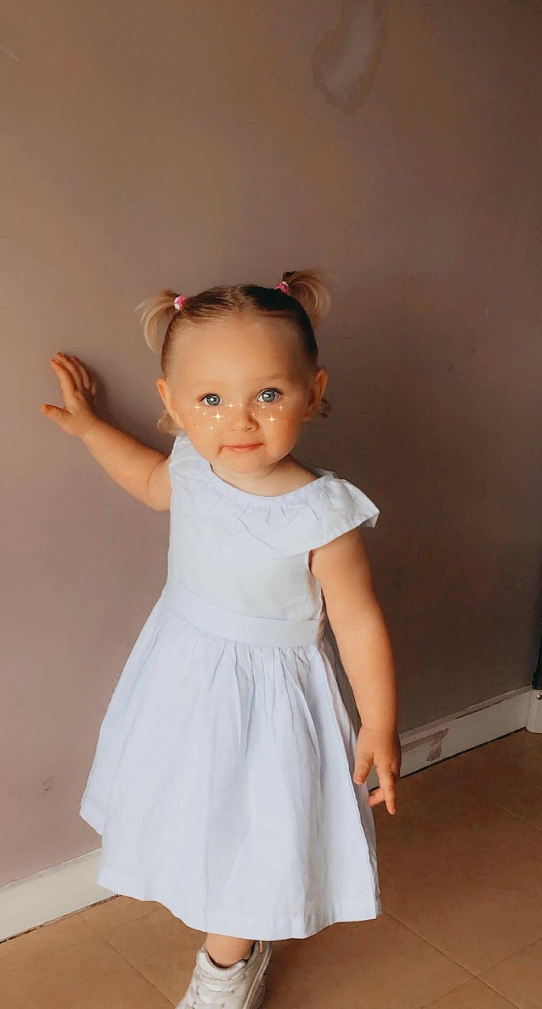 Elyana a rejoint le concours — aidez-le/la à gagner de superbes lots ! baby_toddler_clothing, clothing, day_dress, dress, eye, face, flash_photography, gesture, hair, hairstyle, happy, head, human_body, neck, one_piece_garment, person, shoulder, skin, sleeve, smile