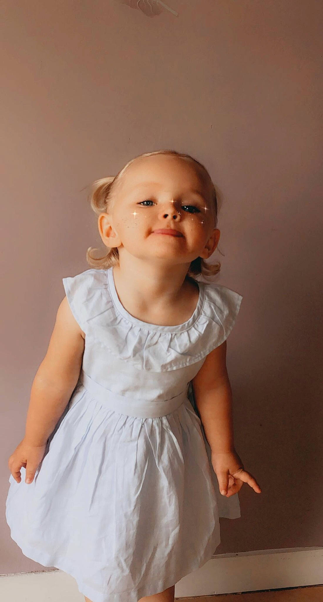 Elyana a rejoint le concours — aidez-le/la à gagner de superbes lots ! baby, baby_toddler_clothing, bridal_party_dress, cheek, day_dress, dress, face, flash_photography, gesture, hair, happy, head, iris, lip, neck, one_piece_garment, person, skin, sleeve, smile