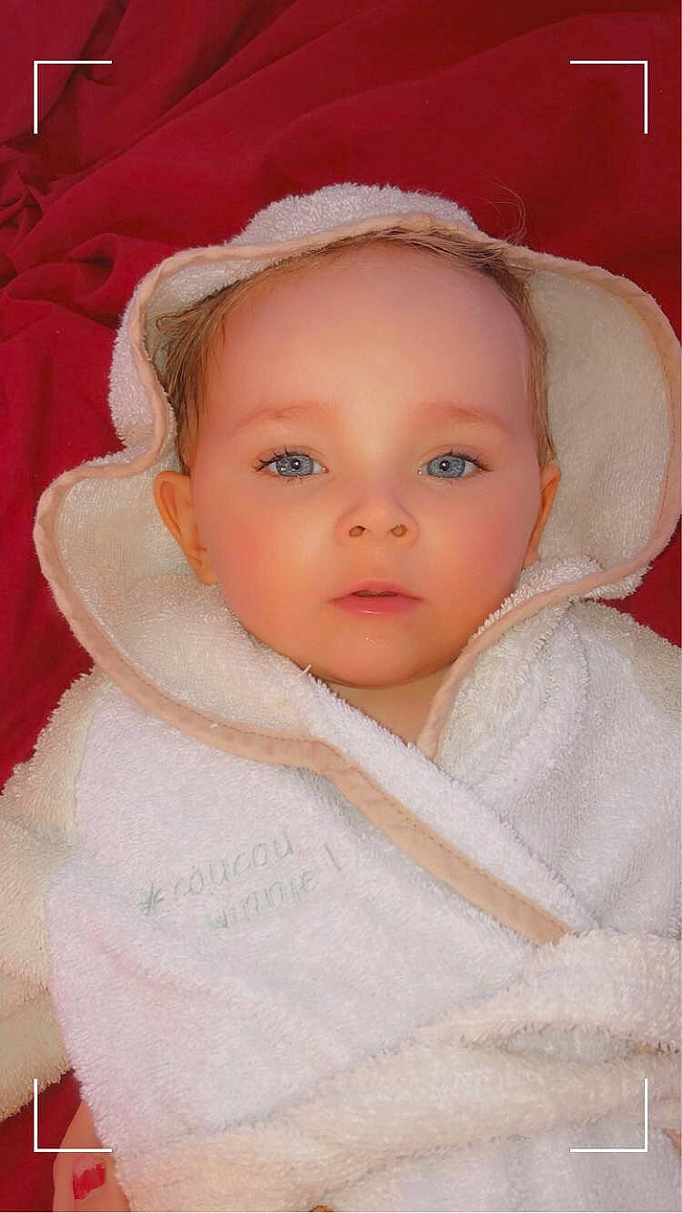 Elyana a rejoint le concours — aidez-le/la à gagner de superbes lots ! baby, baby_toddler_clothing, cheek, child, chin, comfort, eye, eyebrow, eyelash, fashion_accessory, headgear, iris, linens, lip, nose, person, pink, skin, sleeve, toddler