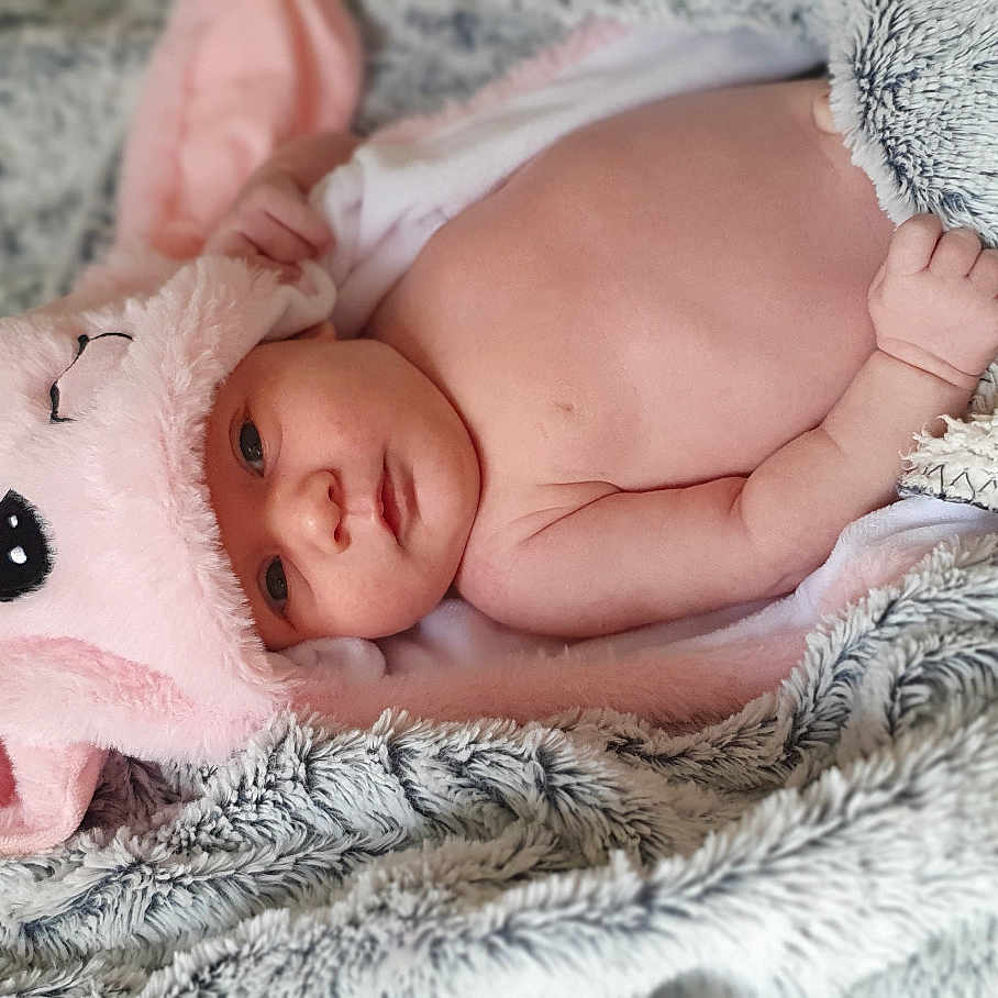 Melissa participe au concours pour gagner de l'argent avec cette photo : baby, bed, blanket, bodypart, bonnet, clothing, face, finger, furniture, hand, happy, hat, head, newborn, person, photography, portrait, quilt, smile, towel