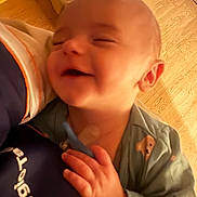 Jaylen a rejoint le concours — aidez-le/la à gagner de superbes lots ! baby, bedroom, blur, child, clothing, comfort, ear, expression, face, hand, hugging, indoor, infant, joy, person, sleepwear, smiling, warm_light, wood_floor, young