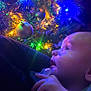 Jaylen a rejoint le concours — aidez-le/la à gagner de superbes lots ! baby, celebration, child, christmas_tree, closeup, colorful, decorations, face, festive, glowing, holiday_lights, indoors, night, ornaments, pacifier, profile, soft_light, winter, wonder, young_child