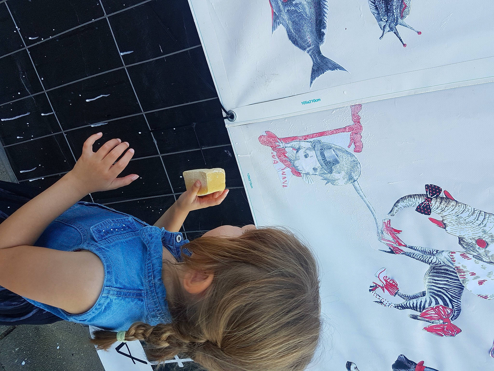 Inaya participe au concours pour gagner de l'argent avec cette photo : art, artist, finger, font, learning, leisure, nail, pattern, person, play, room, space, stationery, textile, thigh, toddler, visual_arts, wall, world, writing