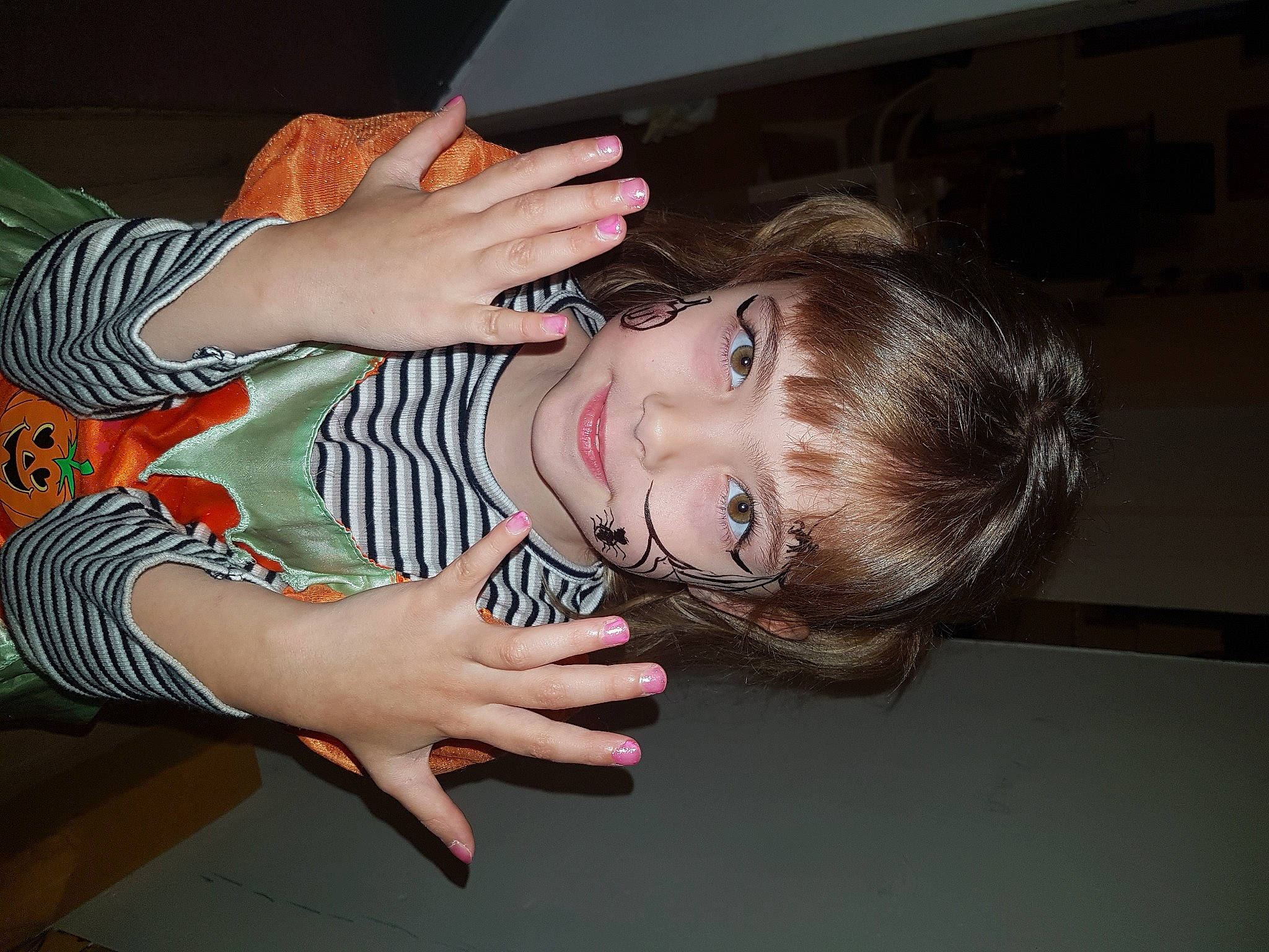 Inaya a rejoint le concours — aidez-le/la à gagner de superbes lots ! arm, cheek, cool, ear, elbow, eyelash, finger, flash_photography, fun, gesture, hand, happy, human_body, jaw, joy, mouth, nail, nose, person, smile