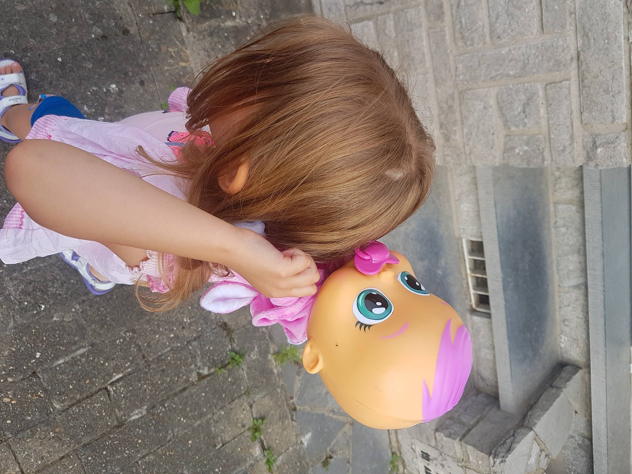 Inaya a rejoint le concours — aidez-le/la à gagner de superbes lots ! baby_toddler_clothing, child, fashion_accessory, fun, grass, magenta, nail, pattern, people_in_nature, pink, play, toddler, toy, wood