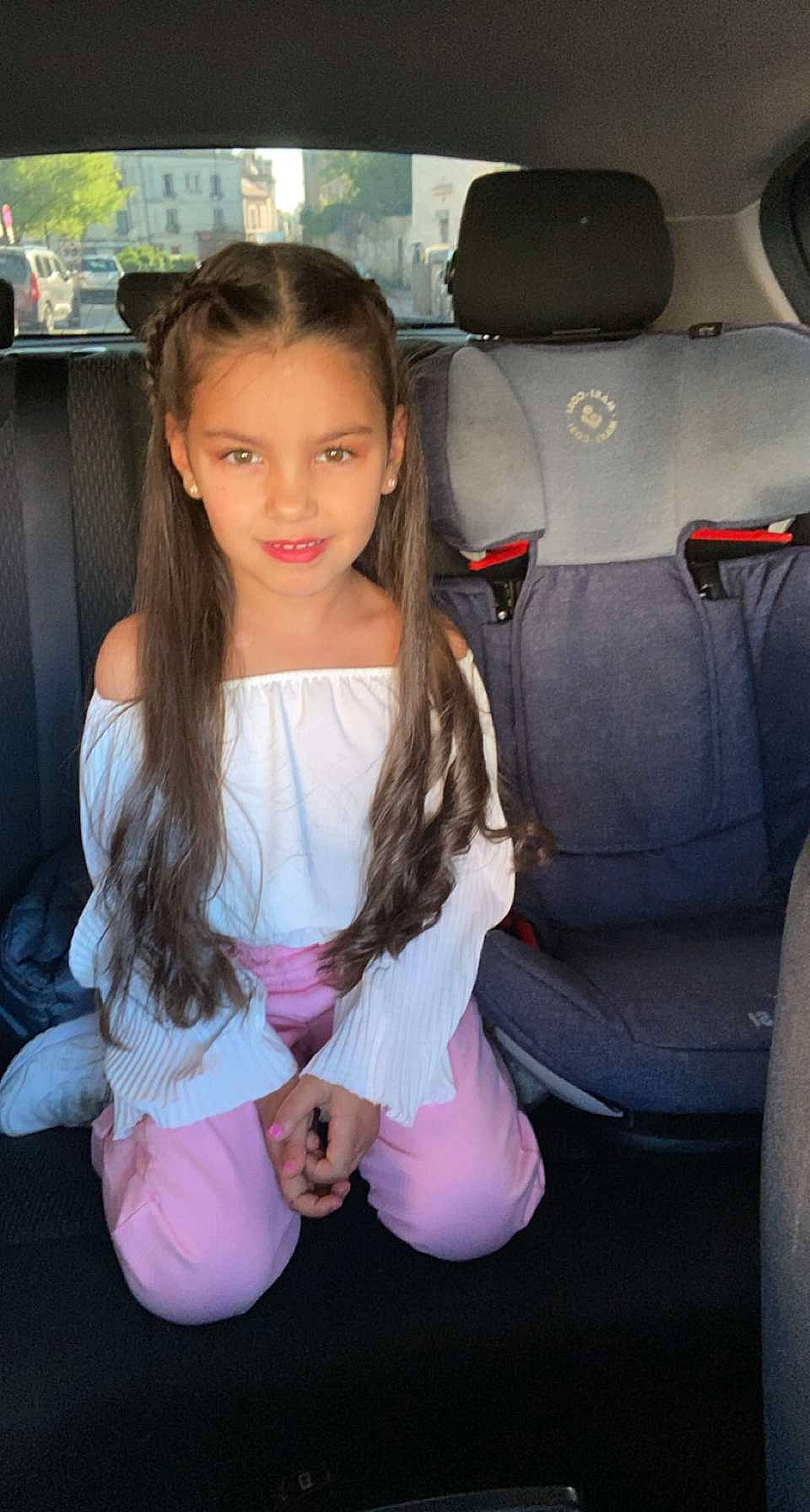 Alyah participe au concours pour gagner de l'argent avec cette photo : automotive_design, automotive_exterior, black_hair, finger, fun, hair, happy, head, head_restraint, human_body, human_leg, joy, lap, long_hair, motor_vehicle, person, skin, sock, thigh, toddler