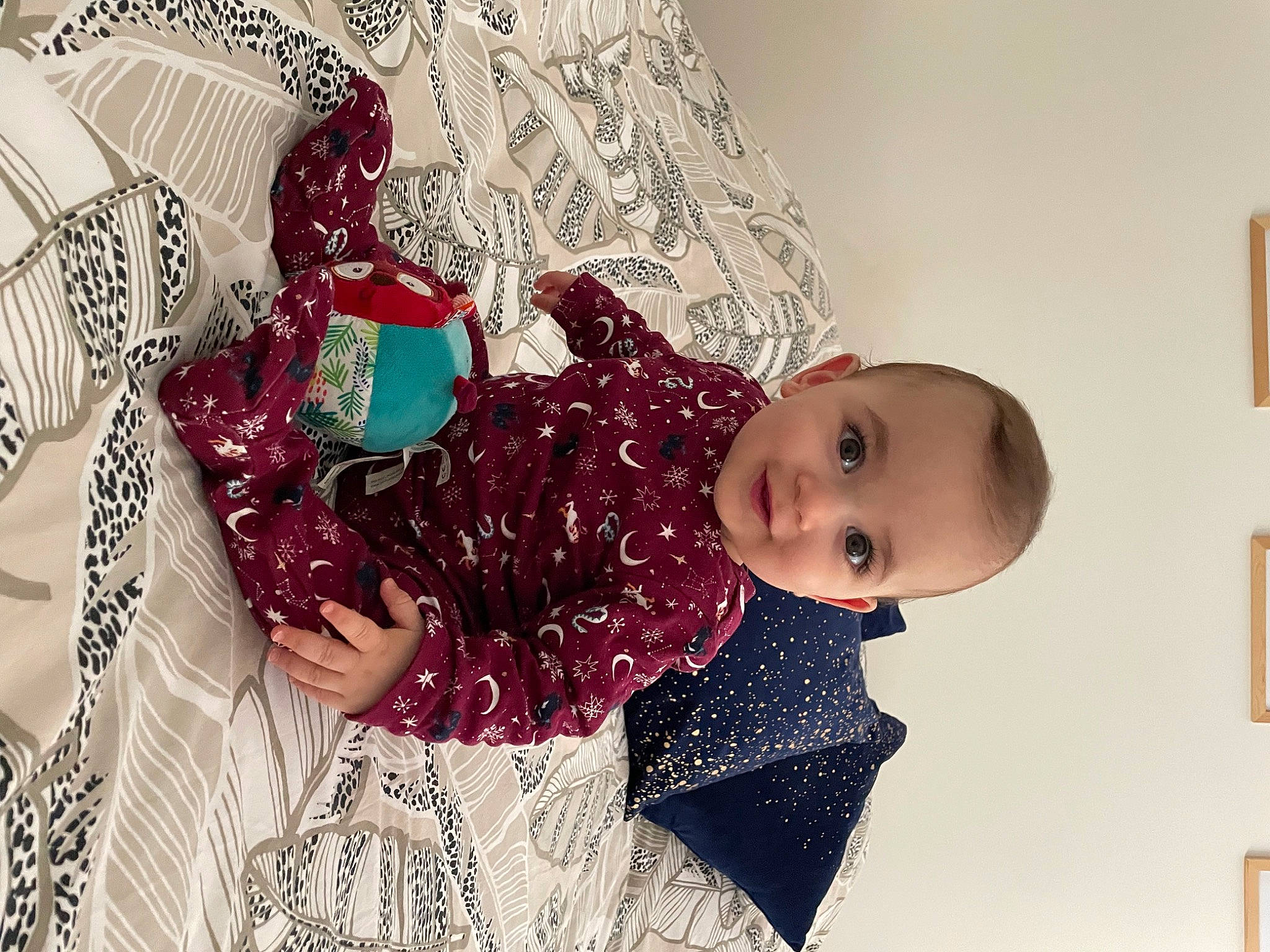 Raphaël a rejoint le concours — aidez-le/la à gagner de superbes lots ! baby, baby_products, baby_toddler_clothing, bedding, child, fashion_design, happy, linens, magenta, pattern, person, room, sleeve, smile, toddler, vintage_clothing, visual_arts