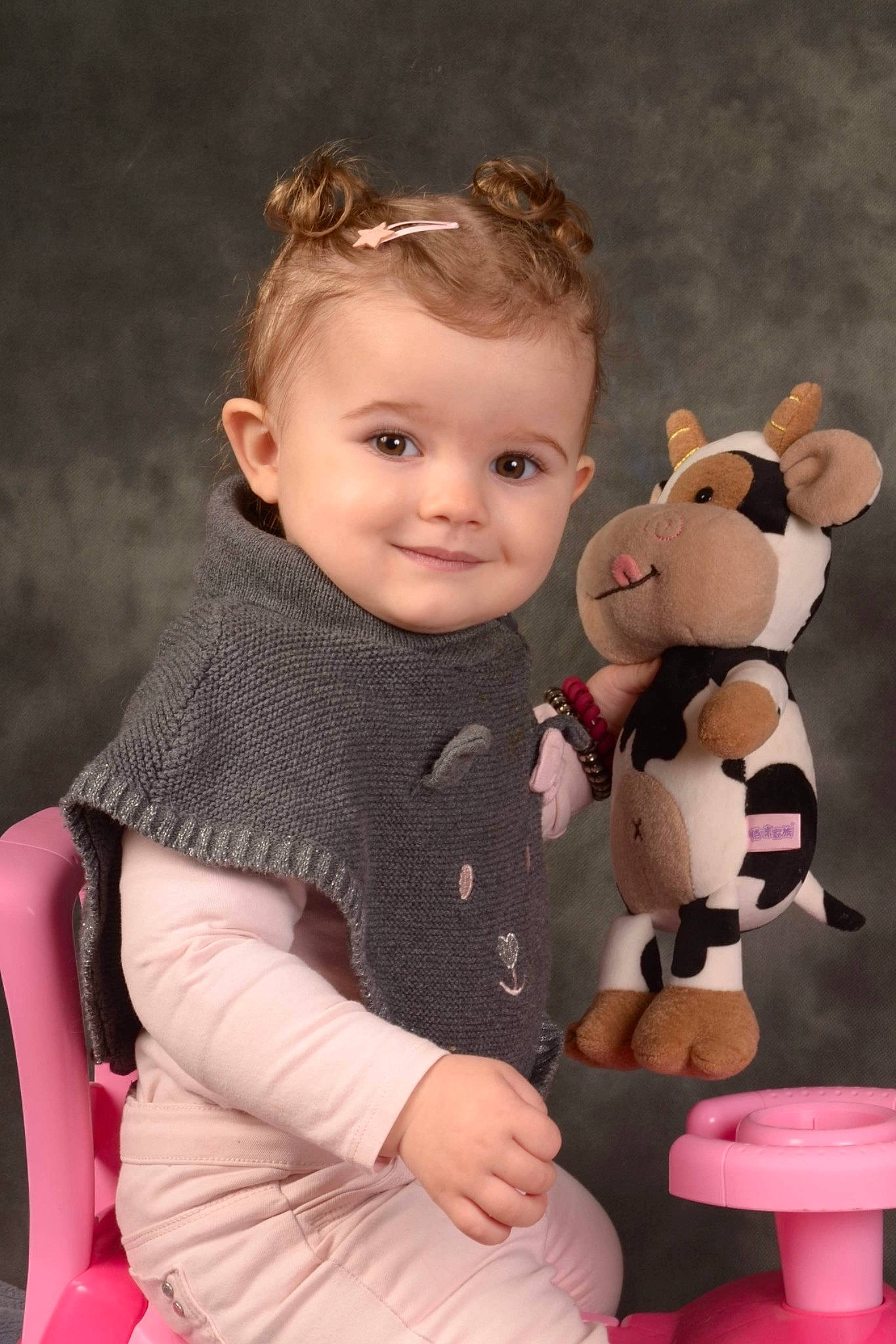 Marylou a rejoint le concours — aidez-le/la à gagner de superbes lots ! baby, baby_toddler_clothing, cheek, child, dress, facial_expression, flash_photography, fun, happy, head, joy, pattern, person, pink, skin, sleeve, smile, standing, stuffed_toy, teddy_bear