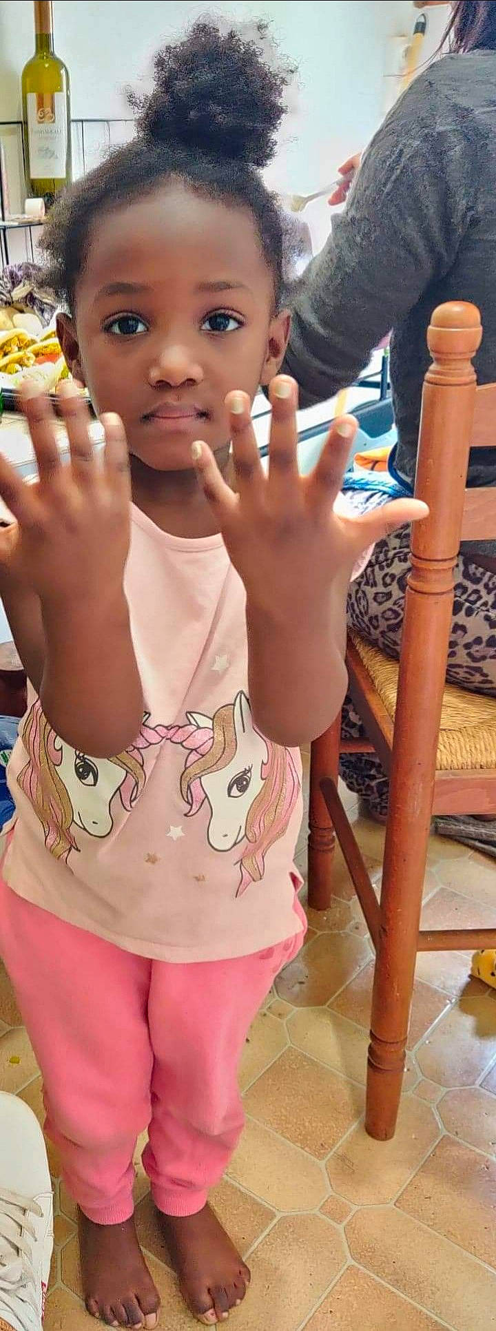 Ambre a rejoint le concours — aidez-le/la à gagner de superbes lots ! arm, beauty, child, cool, eye, eyelash, finger, fun, gesture, hand, happy, joint, lip, nail, neck, nose, person, skin, sleeve, thumb