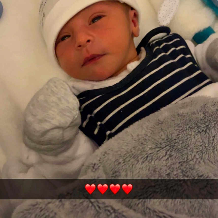 Sandro a rejoint le concours — aidez-le/la à gagner de superbes lots ! architecture, baby, bed, blanket, building, cap, clothing, cushion, face, furniture, glove, hat, head, homedecor, hospital, newborn, person, photography, portrait, sleeping