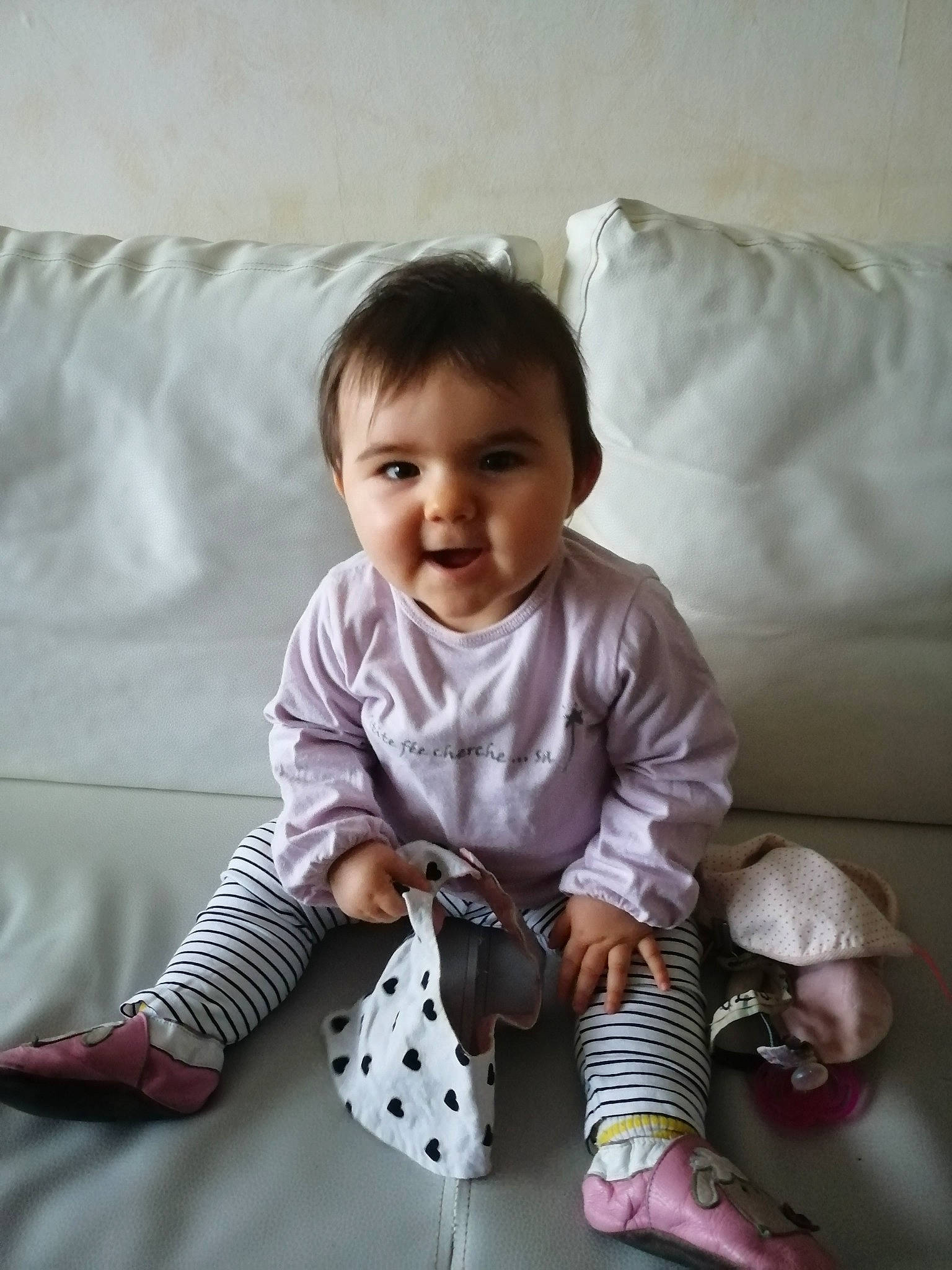 Enza participe au concours pour gagner de l'argent avec cette photo : child, girl, infant, person, play, product, sitting, skin, smile, textile, toddler