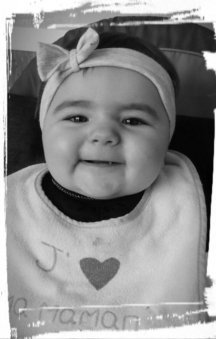 Enza participe au concours pour gagner de l'argent avec cette photo : black, black_and_white, cheek, child, chin, emotion, eye, face, facial_expression, forehead, head, monochrome_photography, nose, person, photograph, photography, skin, smile, snapshot, white