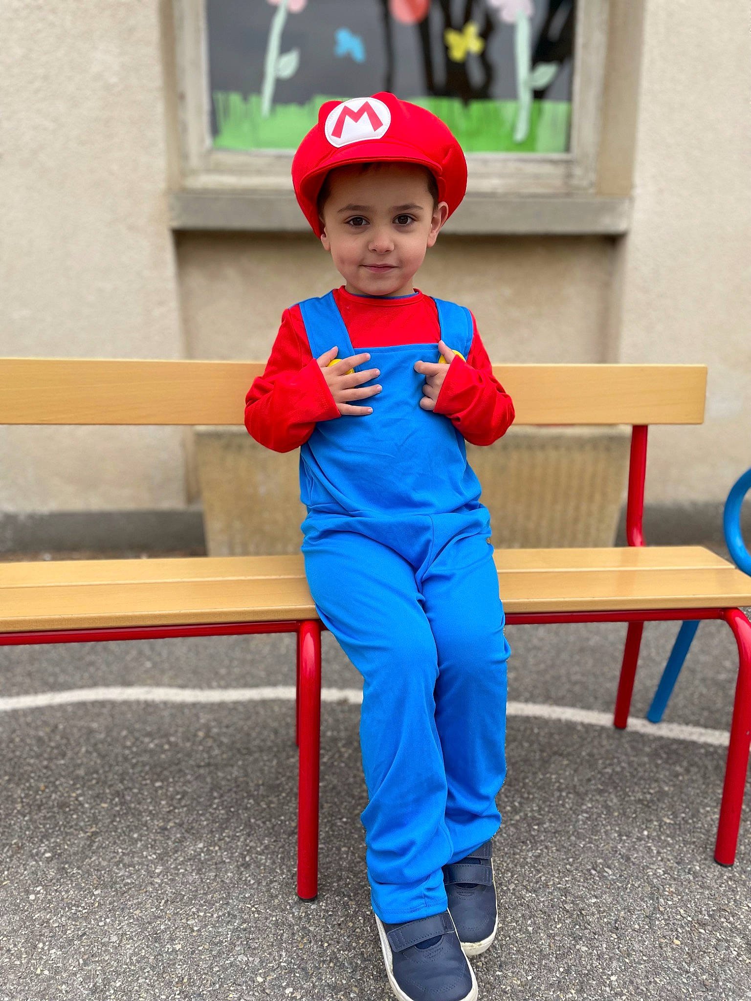 Tiago a rejoint le concours — aidez-le/la à gagner de superbes lots ! baby_toddler_clothing, cap, child, electric_blue, face, footwear, happy, hat, headgear, headwear, leisure, outdoor_bench, outdoor_furniture, person, recreation, shoe, sleeve, sneakers, sportswear, sweatpant