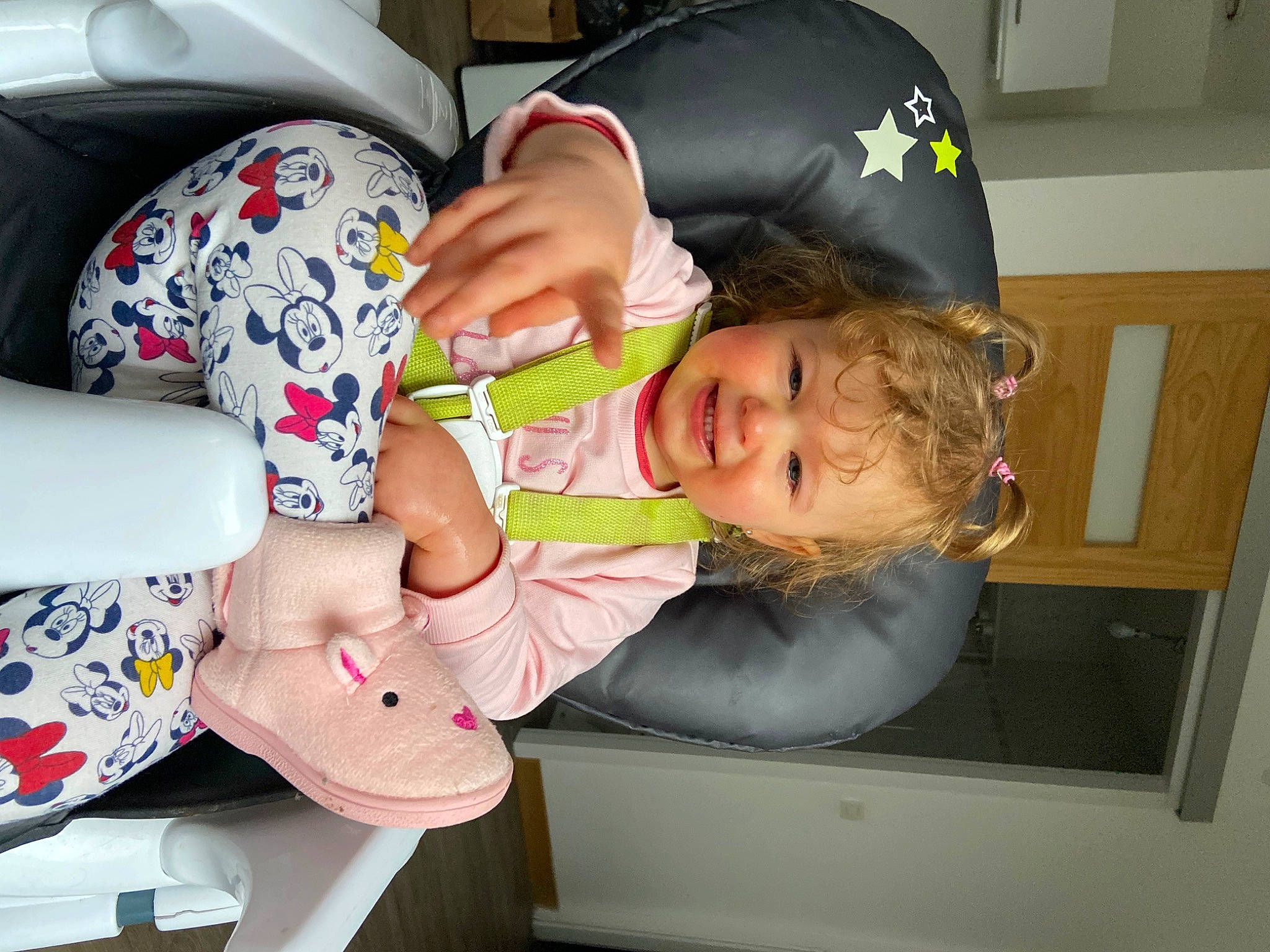 Gwendoline a rejoint le concours — aidez-le/la à gagner de superbes lots ! baby, baby_products, baby_toddler_clothing, baseball_cap, car_seat, child, comfort, finger, fun, hat, human_leg, lap, nail, person, sitting, sleeve, thigh, toddler