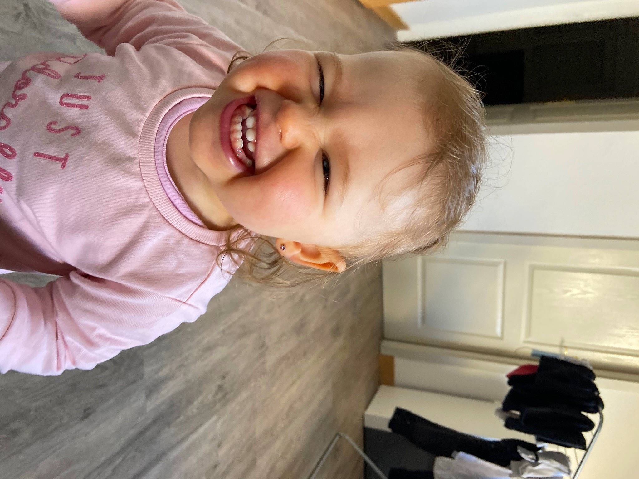 Gwendoline a rejoint le concours — aidez-le/la à gagner de superbes lots ! baby, baby_laughing, baby_toddler_clothing, cheek, ear, eye, face, finger, glove, happy, head, joy, lip, mouth, nose, person, skin, sleeve, smile, toddler