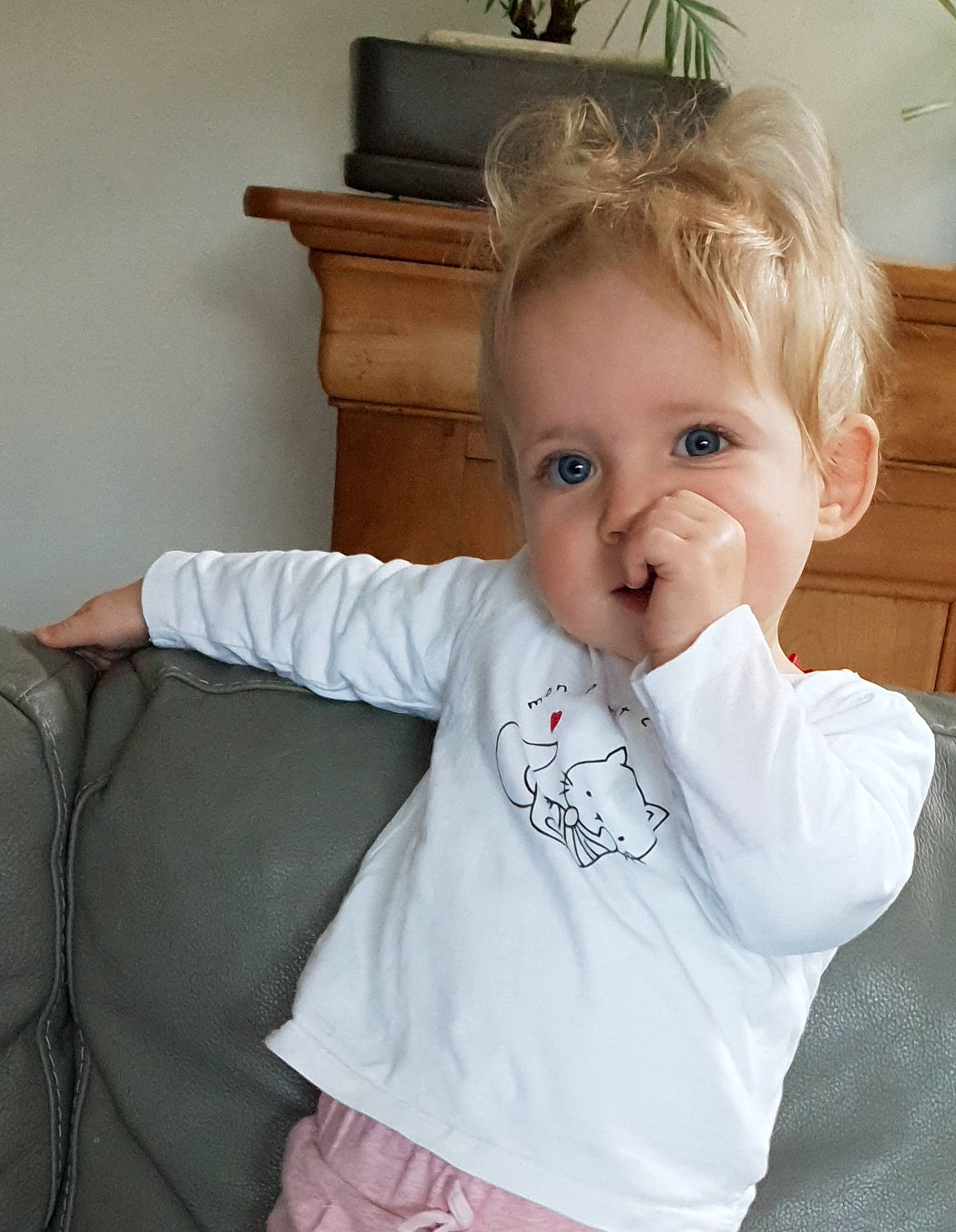 Léa a rejoint le concours — aidez-le/la à gagner de superbes lots ! baby, baby_toddler_clothing, cheek, chin, comfort, ear, eye, eyelash, finger, furniture, gesture, hairstyle, happy, iris, linens, lip, neck, person, sleeve, t_shirt
