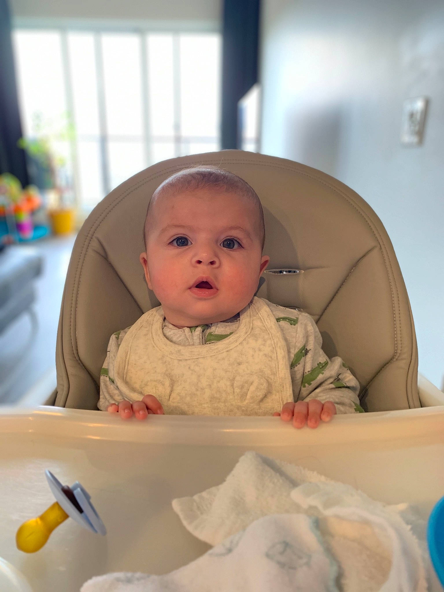 Khalid participe au concours pour gagner de l'argent avec cette photo : baby, baby_products, baby_toddler_clothing, cheek, child, comfort, comfort_food, flooring, fun, iris, linens, mouth, person, product, room, sitting, skin, sleeve, tableware, toddler