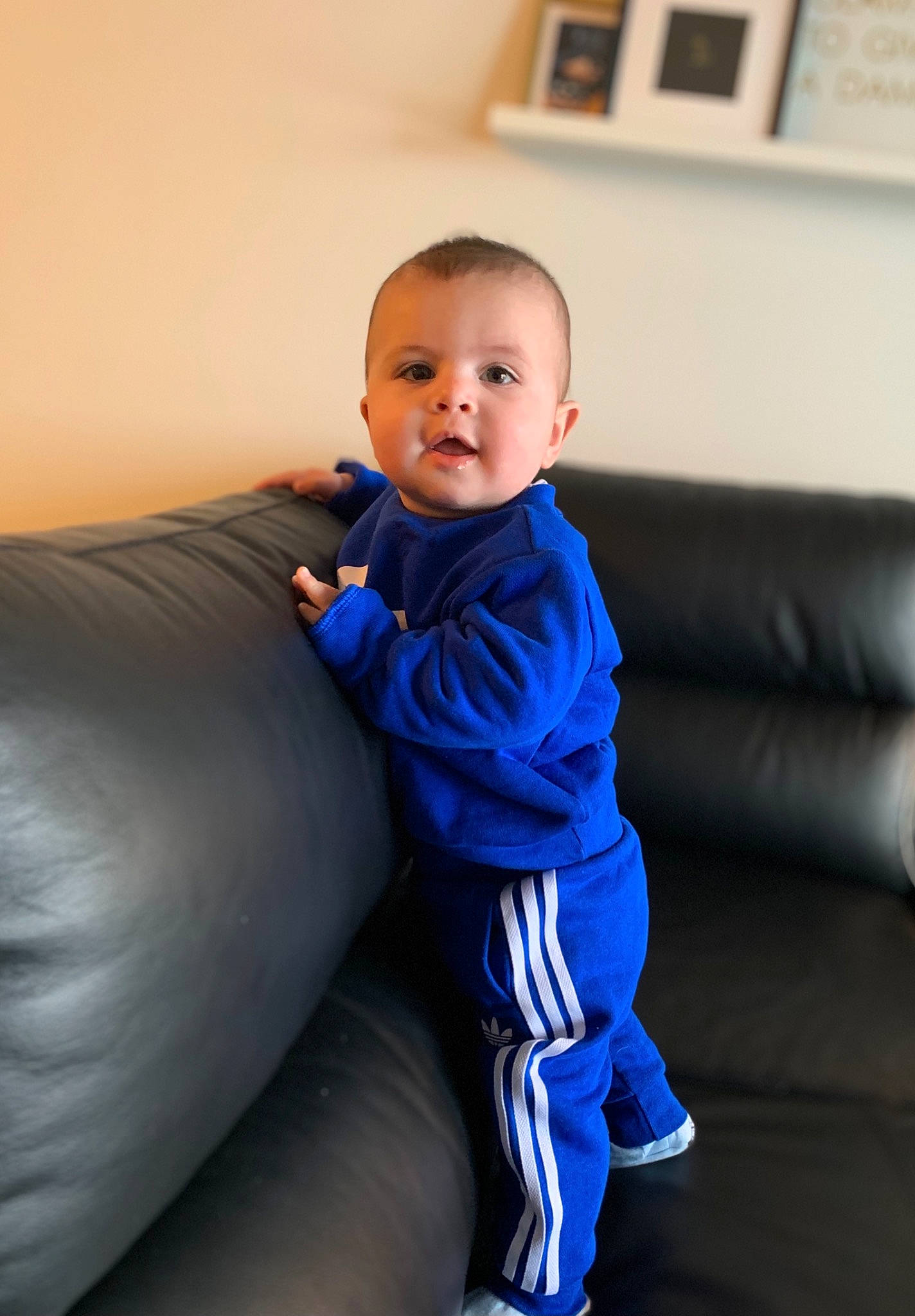 Khalid a rejoint le concours — aidez-le/la à gagner de superbes lots ! architecture, arm, blue, clothing, comfort, eye, face, finger, floor, flooring, fun, green, hair, head, human, leg, lighting, person, product, room