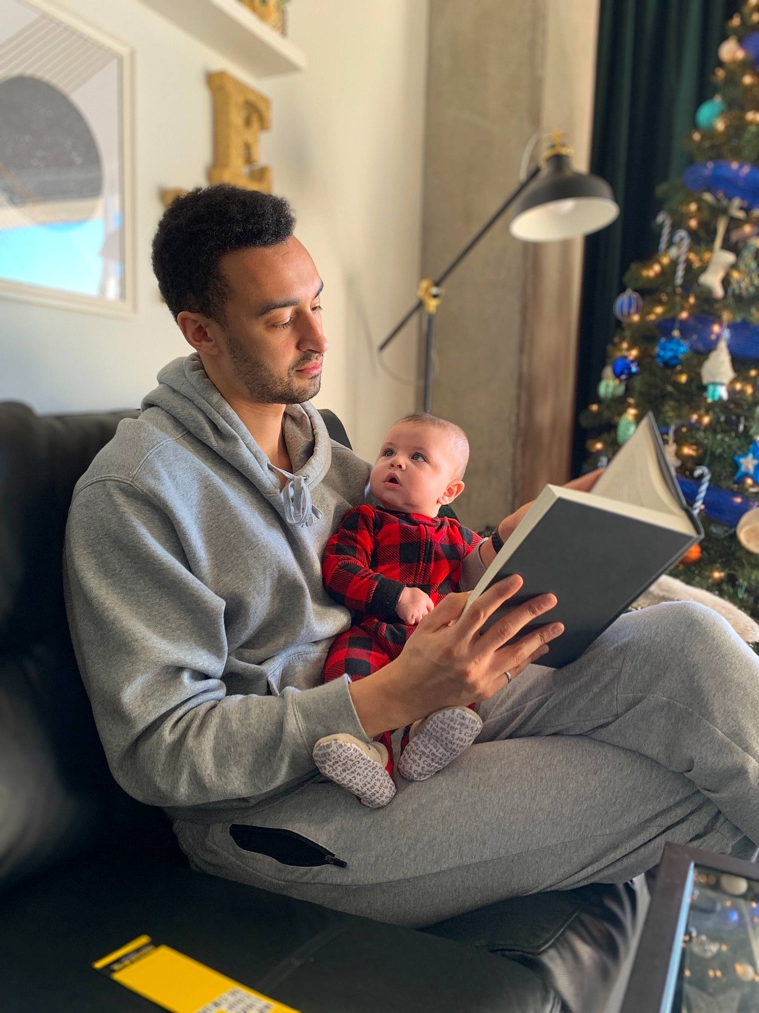 Khalid a rejoint le concours — aidez-le/la à gagner de superbes lots ! architecture, arm, blue, clothing, comfort, electronic_device, eyewear, fun, glasses, green, human, interior_design, leg, lighting, people, person, product, room, shoe, sitting