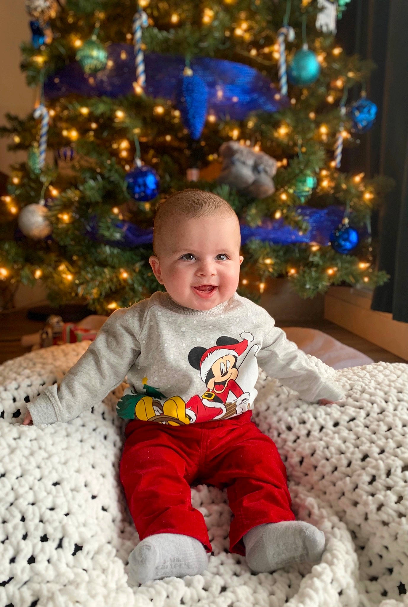 Khalid a rejoint le concours — aidez-le/la à gagner de superbes lots ! baby_toddler_clothing, child, christmas, christmas_decoration, christmas_eve, christmas_ornament, christmas_tree, comfort, event, holiday, holiday_ornament, human, human_body, interior_design, joy, nose, organ, ornament, person, sitting