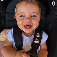 Chiara a rejoint le concours — aidez-le/la à gagner de superbes lots ! baby, child, car_seat, harness, blue_eyes, smiling, happy, plush_toy, white_shirt, infant, closeup, cute, hands, seatbelt, indoor, portrait, person, young_child, face, safety