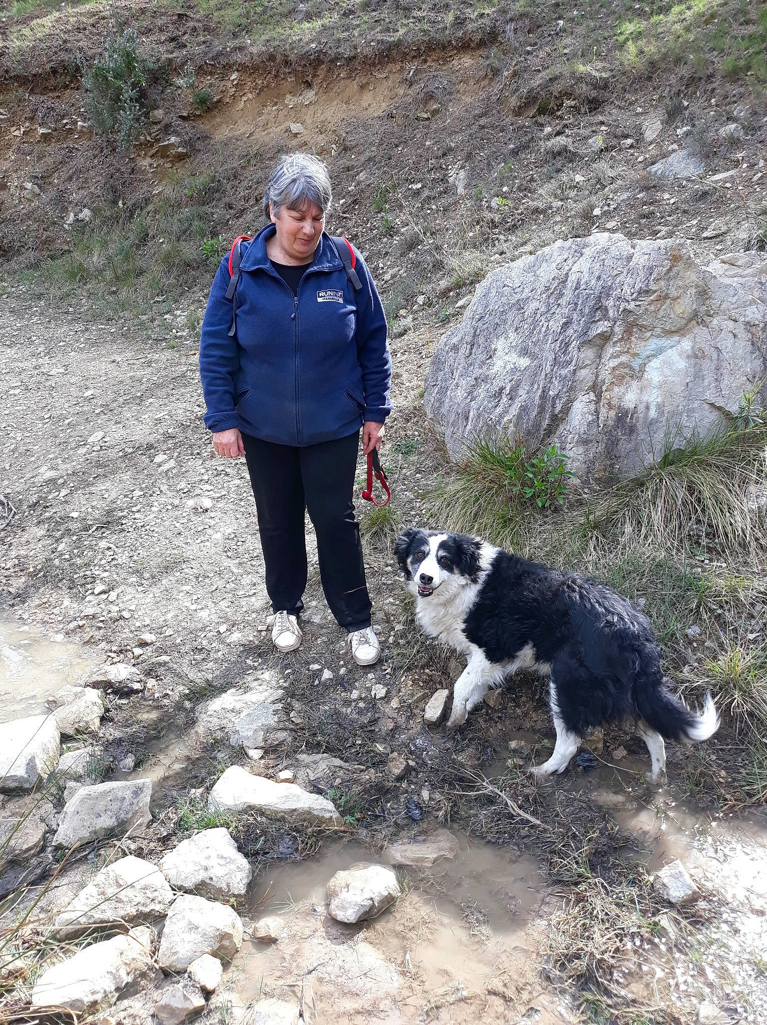 Charly a rejoint le concours — aidez-le/la à gagner de superbes lots ! adventure, bedrock, canidae, carnivore, dog, dog_breed, dog_hiking, geological_phenomenon, geology, herding_dog, leg, mcnab, plant, recreation, rock, soil, sporting_group, trail, walking, wilderness