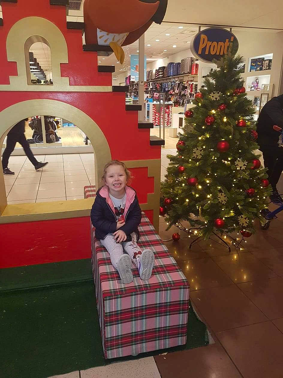 Léa participe au concours pour gagner de l'argent avec cette photo : christmas, christmas_decoration, christmas_eve, christmas_ornament, christmas_tree, design, event, holiday, holiday_ornament, interior_design, joy, pattern, person, plant, tartan, textile, tree