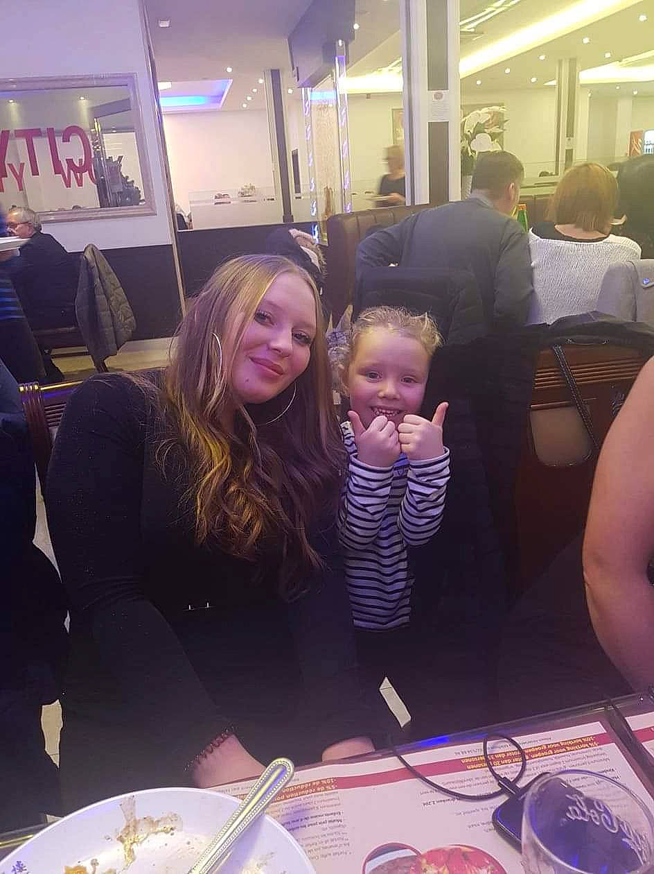 Léa participe au concours pour gagner de l'argent avec cette photo : child, dinner, dish, event, food, fun, joy, leisure, lunch, meal, party, person, photography, restaurant, selfie, technology, vacation