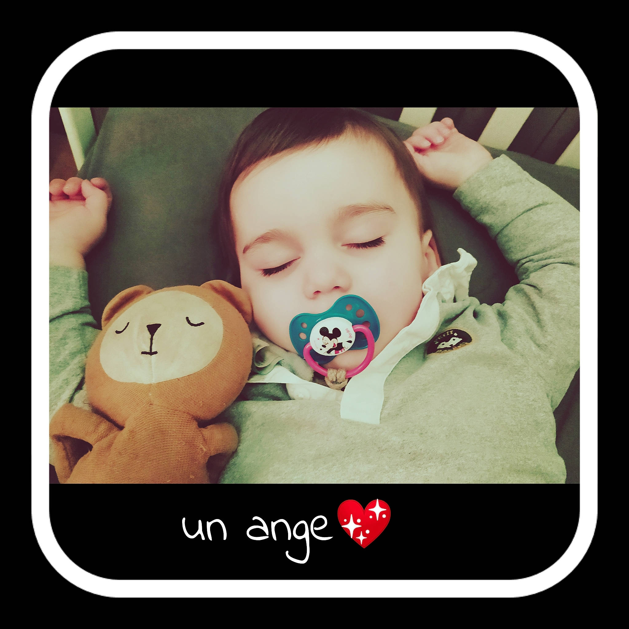 Hugo a rejoint le concours — aidez-le/la à gagner de superbes lots ! baby, baby_toddler_clothing, cheek, child, comfort, electronic_device, facial_expression, font, gesture, happy, love, mammal, nose, person, photo_caption, product, rectangle, sleeve, square, technology