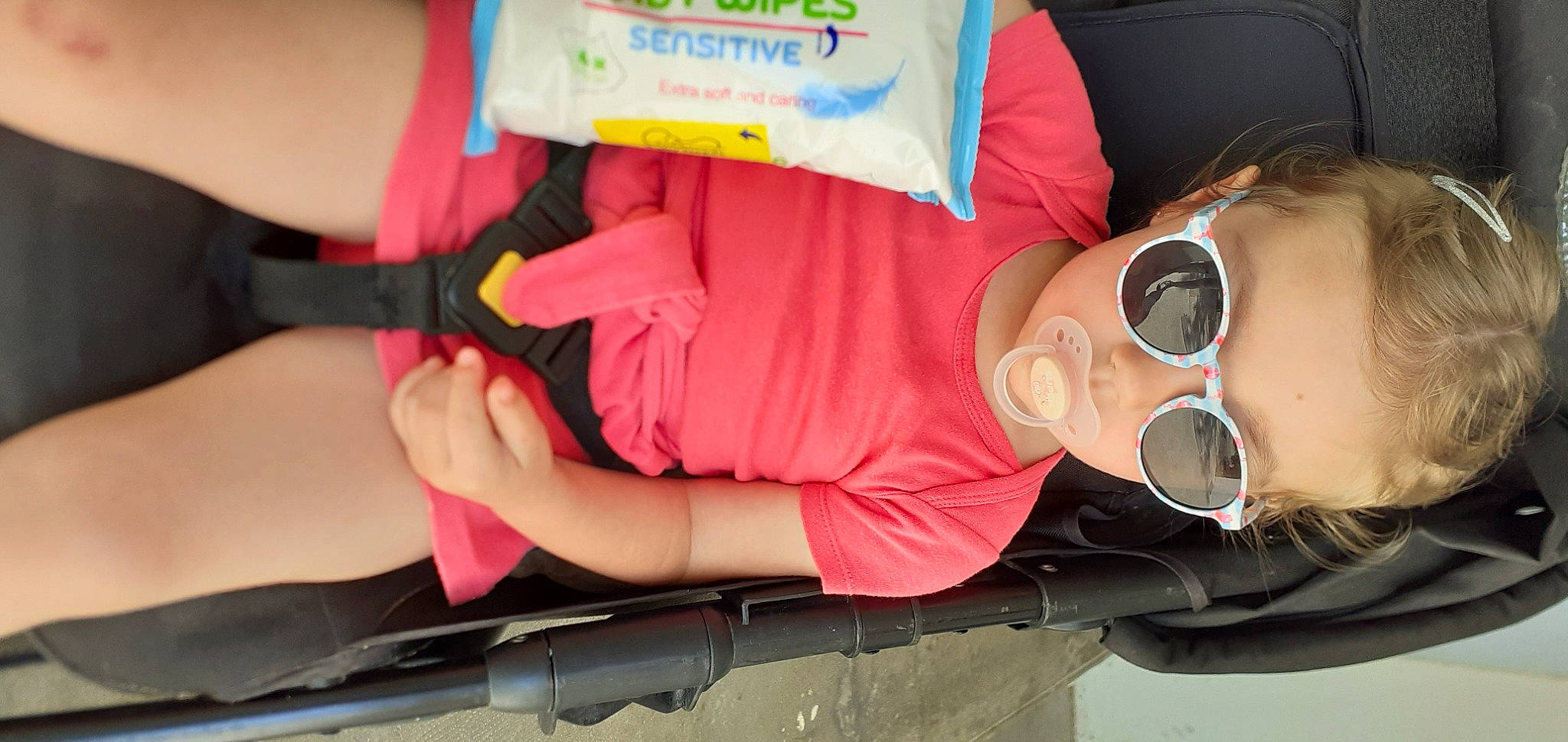 Elza participe au concours pour gagner de l'argent avec cette photo : arm, auto_part, bumper, event, eyewear, finger, fun, goggles, hand, hood, human_body, joint, leg, magenta, person, pink, product, sunglasses, t_shirt, thigh