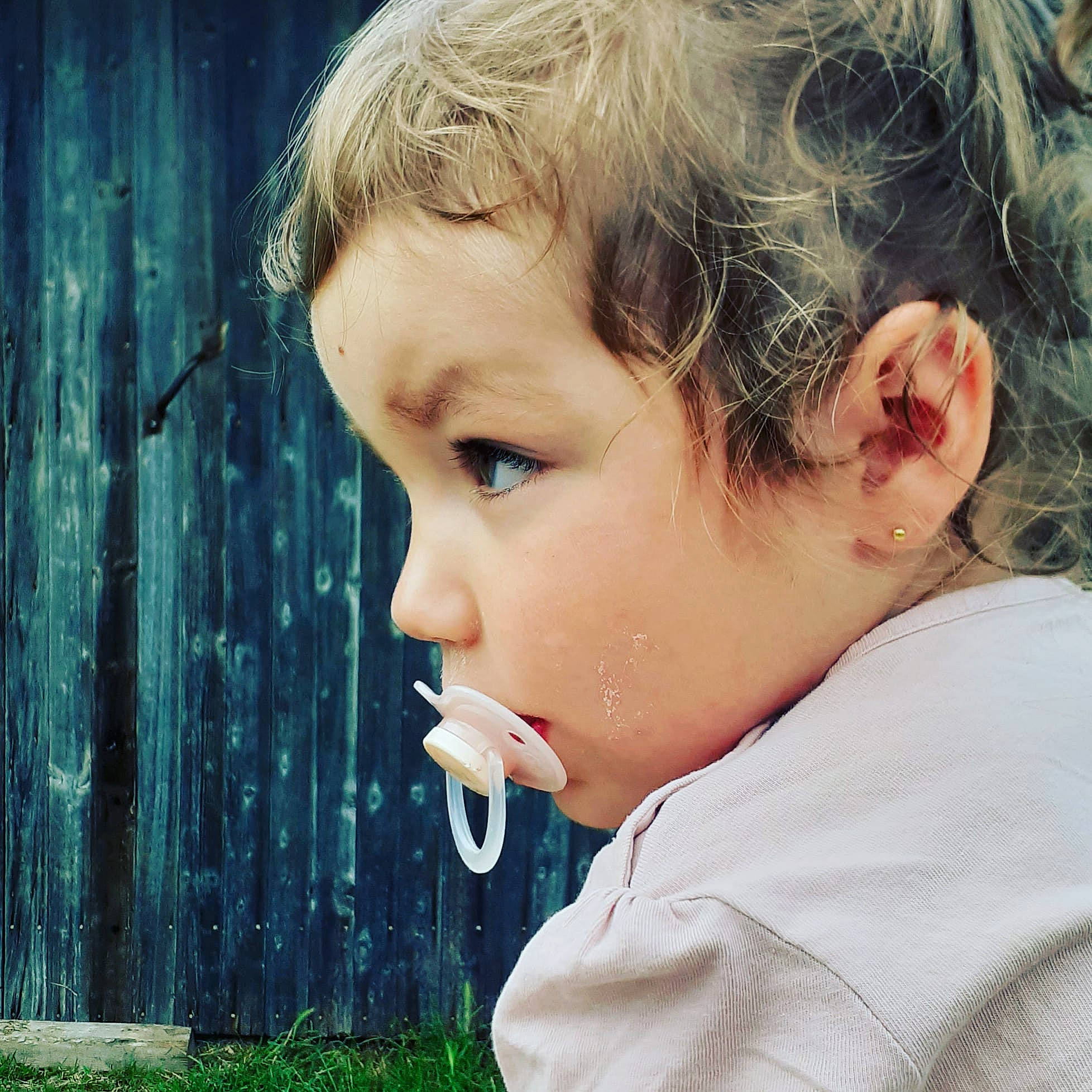 Elza a rejoint le concours — aidez-le/la à gagner de superbes lots ! bangs, brown_hair, cheek, child, chin, cool, ear, eye, eyebrow, eyelash, grass, happy, iris, lip, nose, people_in_nature, person, play, skin, surfer_hair