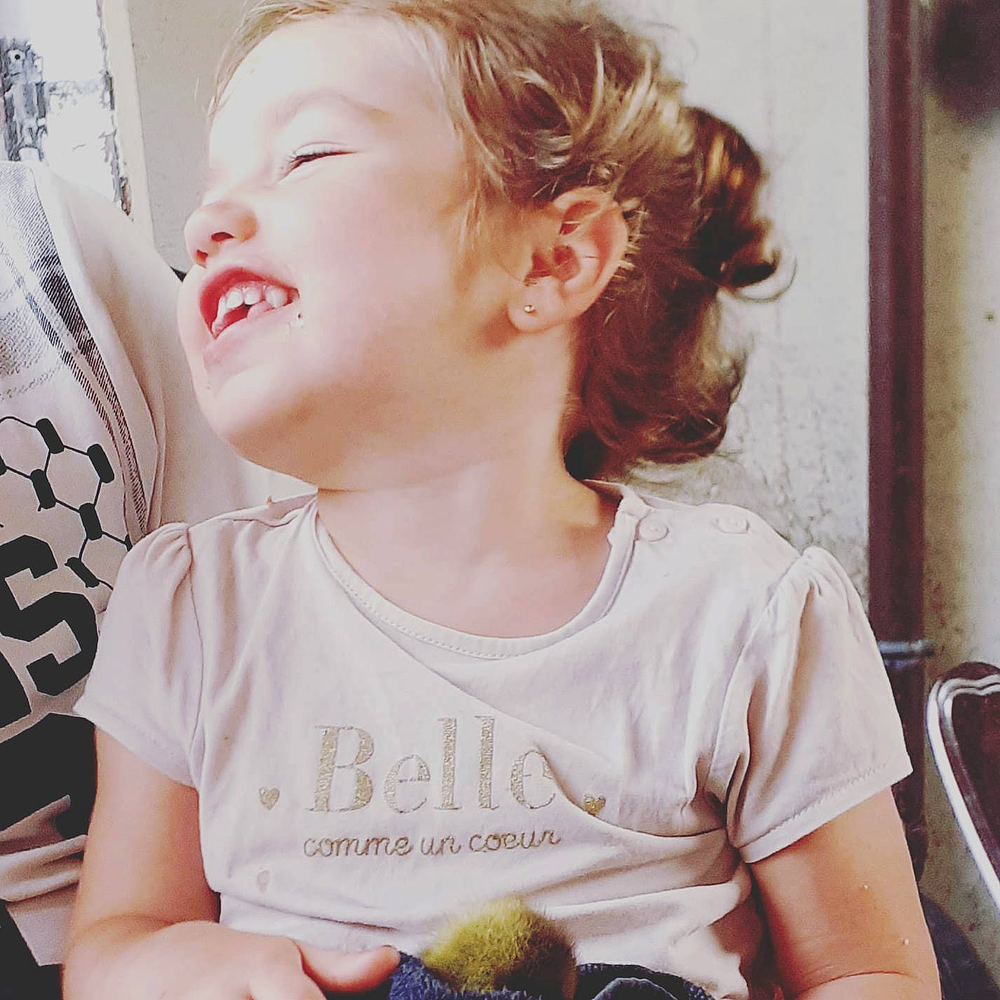 Elza a rejoint le concours — aidez-le/la à gagner de superbes lots ! blond, child, clothing, cool, ear, eyebrow, eyelash, eyewear, fashion, finger, fun, gesture, happy, jaw, neck, person, sitting, sleeve, smile, t_shirt