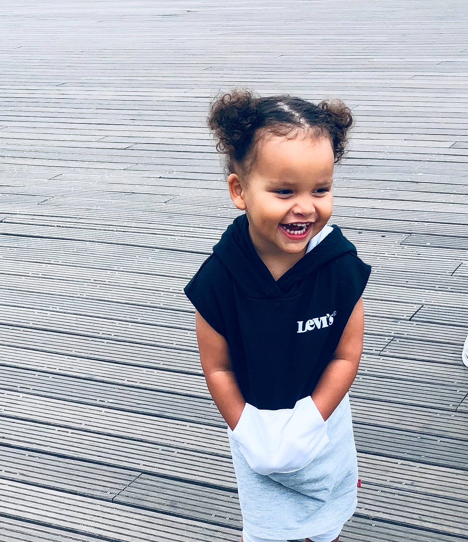 Sienna a rejoint le concours — aidez-le/la à gagner de superbes lots ! baby_toddler_clothing, chin, electric_blue, face, flash_photography, fun, hairstyle, happy, joy, leisure, neck, pattern, person, shorts, skin, sleeve, smile, sportswear, street_fashion, t_shirt