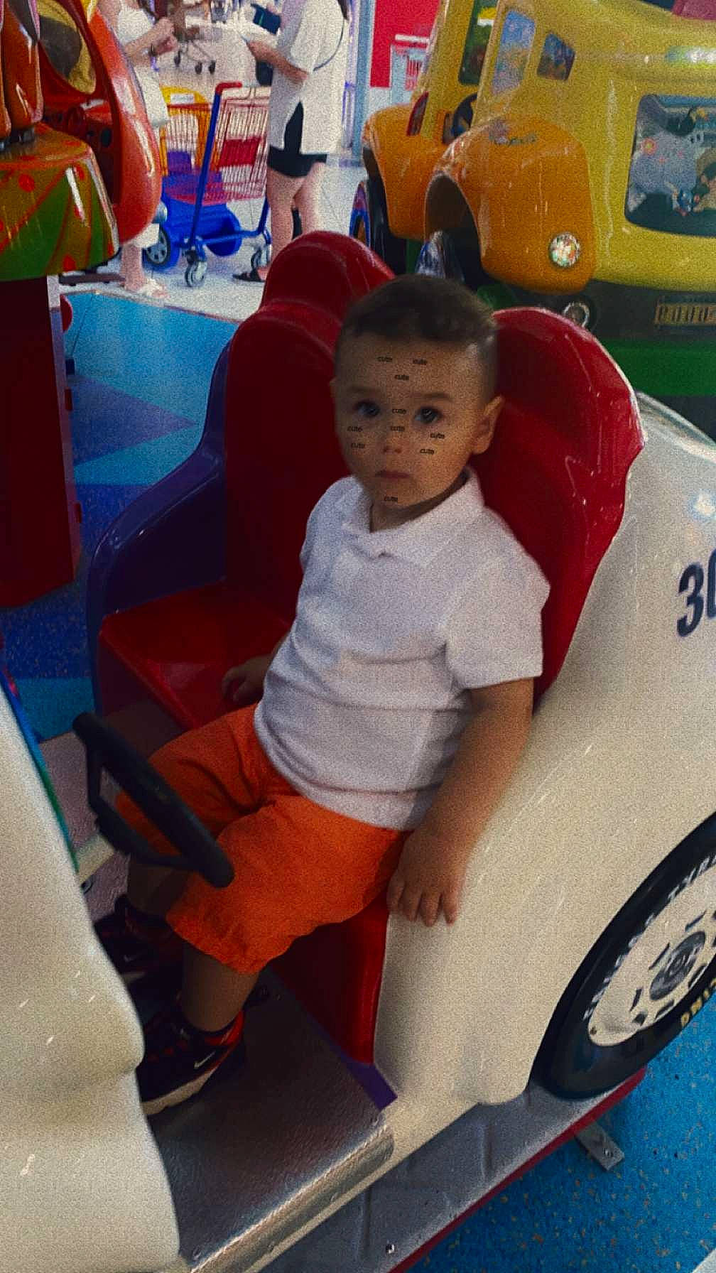 Maëlo participe au concours pour gagner de l'argent avec cette photo : alloy_wheel, auto_part, automotive_design, automotive_exterior, automotive_tire, automotive_wheel_system, bumper, car, chair, fender, hood, motor_vehicle, person, rim, thigh, tire, toddler, vehicle, vehicle_door, wheel