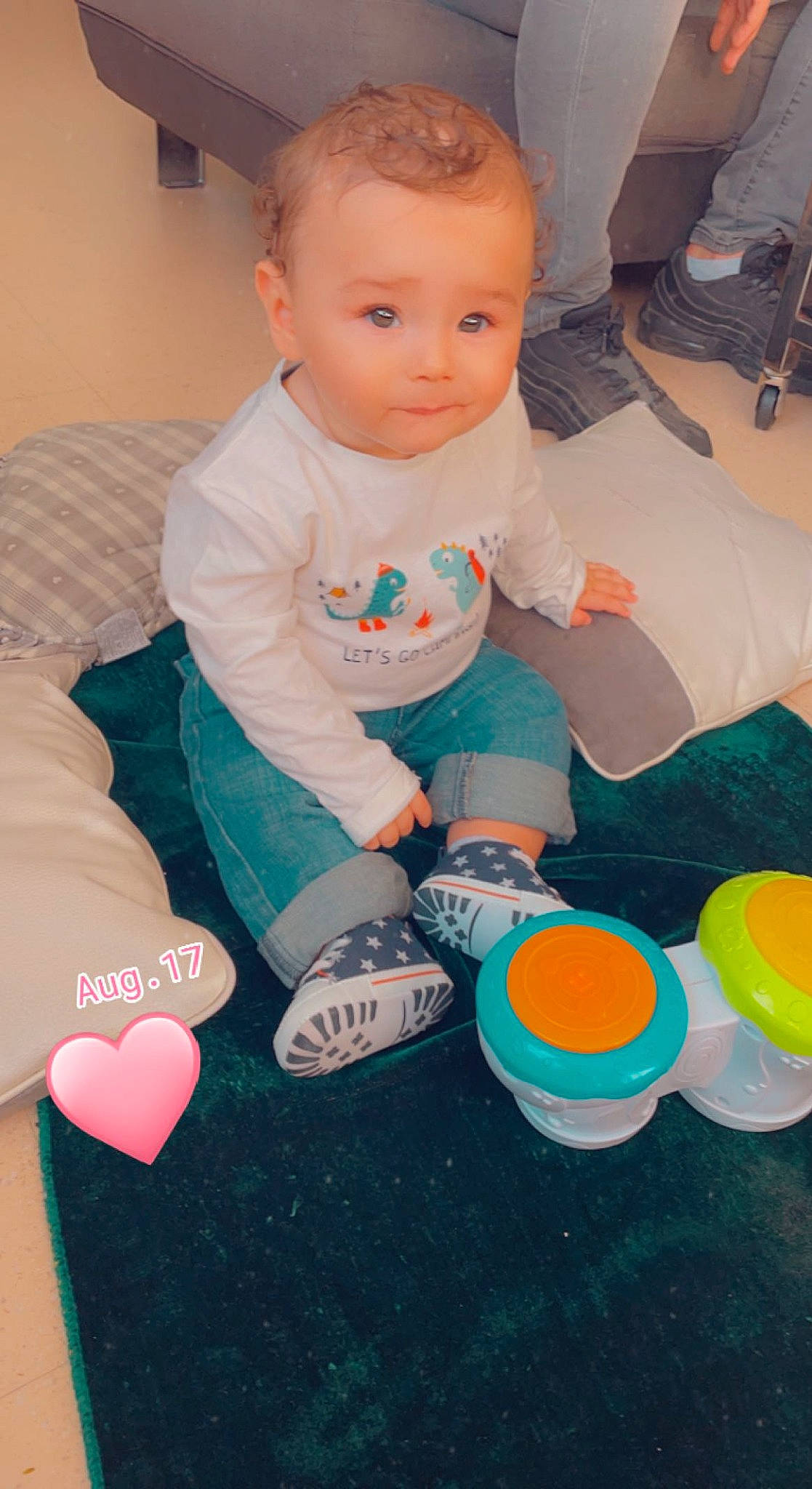 Maëlo a rejoint le concours — aidez-le/la à gagner de superbes lots ! baby, baby_playing_with_toys, baby_products, baby_safety, baby_toddler_clothing, baby_toys, cheek, child, circle, comfort, finger, fun, happy, person, pink, play, product, room, sitting, sock