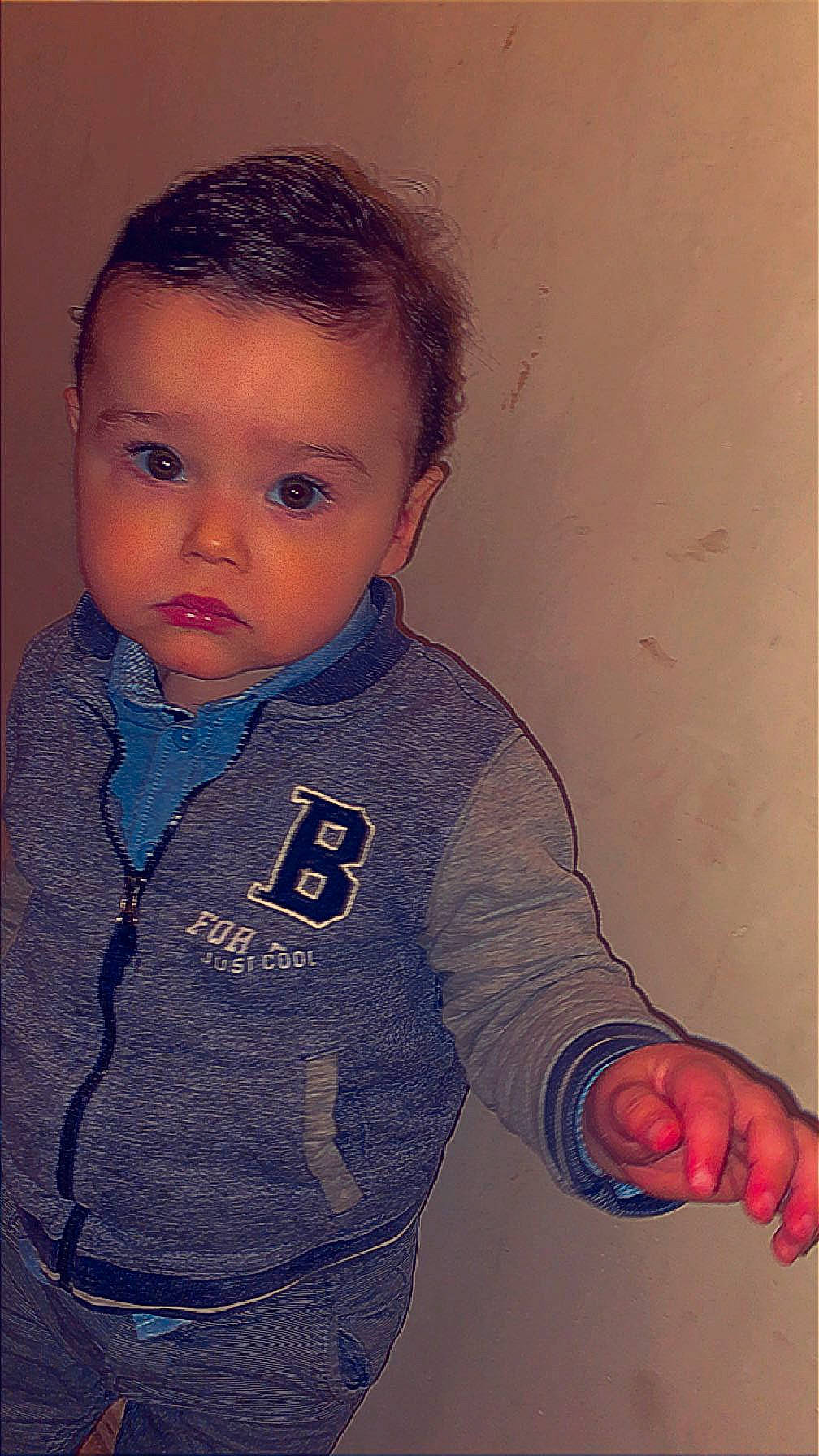 Maëlo a rejoint le concours — aidez-le/la à gagner de superbes lots ! arm, baby_toddler_clothing, cheek, chin, cool, eye, eyebrow, facial_expression, forehead, gesture, human_body, iris, lip, neck, nose, outerwear, person, shoulder, sleeve, standing