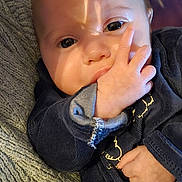 Arwenn a rejoint le concours — aidez-le/la à gagner de superbes lots ! baby, infant, child, face, eyes, hand, fingers, clothing, onesie, blanket, knit_blanket, portrait, closeup, indoor, soft_lighting, cuddly, expression, skin, dried_flowers, cozy