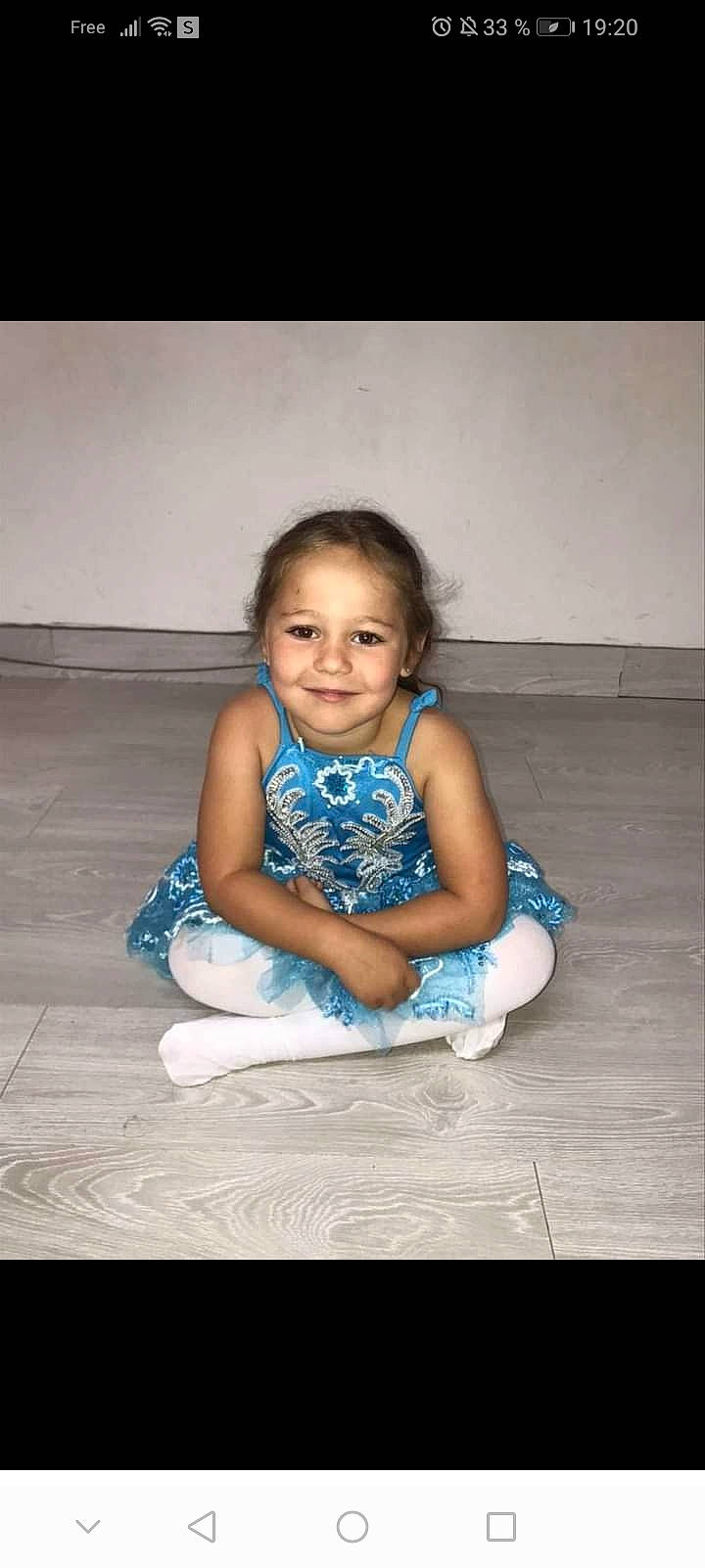 Celia participe au concours pour gagner de l'argent avec cette photo : baby_toddler_clothing, child, dress, electric_blue, flash_photography, floor, flooring, foot, fun, happy, human_leg, joy, leg, person, shoe, skin, sleeve, smile, standing, t_shirt