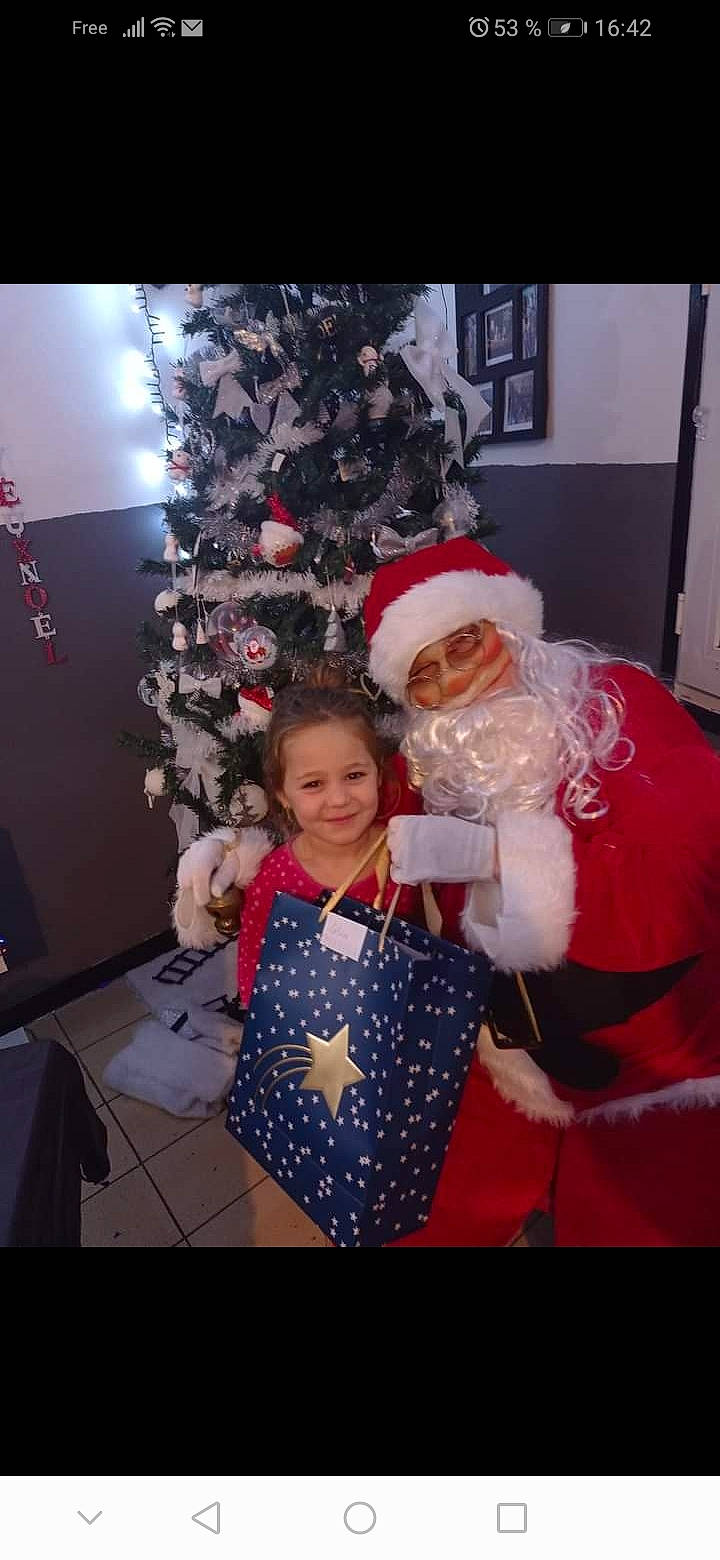 Celia participe au concours pour gagner de l'argent avec cette photo : beard, christmas, christmas_decoration, christmas_eve, christmas_ornament, christmas_tree, event, fun, happy, hat, holiday, interior_design, joy, lap, people, person, santa_claus, sleeve, smile, snapshot