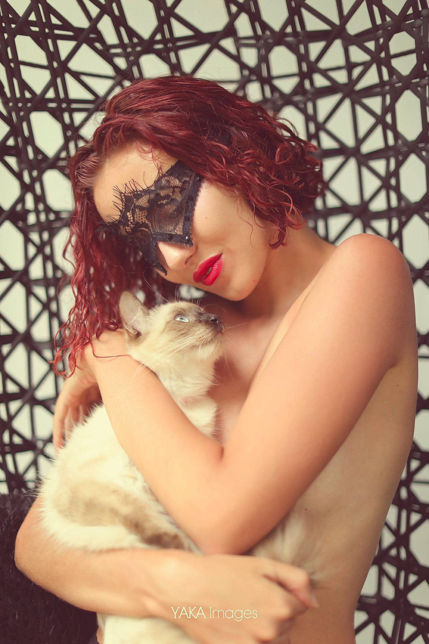 Daenerys participe au concours pour gagner de l'argent avec cette photo : bangs, black_hair, brown_hair, carnivore, chest, dress, eyelash, fawn, flash_photography, headpiece, lip, long_hair, mouth, neck, red_hair, skin, textile, thigh, trunk, wig