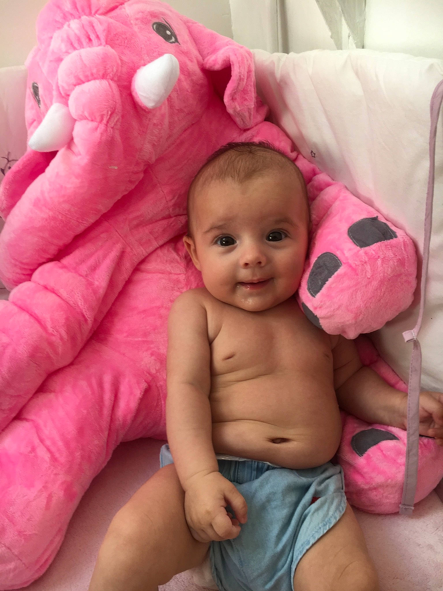 Mila participe au concours pour gagner de l'argent avec cette photo : baby, baby_products, cheek, child, eye, face, head, linens, lip, mouth, neck, person, pink, skin, stomach, stuffed_toy, textile, toddler, toy