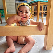 Mattia participe au concours pour gagner de l'argent avec cette photo : baby, cap, child, cute, feet, finger_in_mouth, floor, furniture, happy, home, indoor, infant, legs, natural_light, person, playing, portrait, sitting, smile, wooden_table