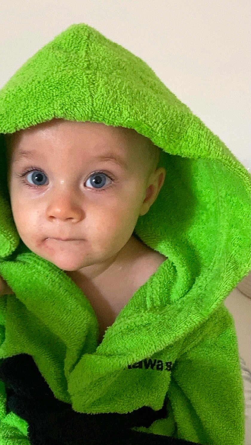 Alessio participe au concours pour gagner de l'argent avec cette photo : baby, child, hood, green, towel, blue_eyes, face, portrait, cute, expression, skin, eyelashes, indoor, clothing, person, young, infant, closeup, soft, adorable