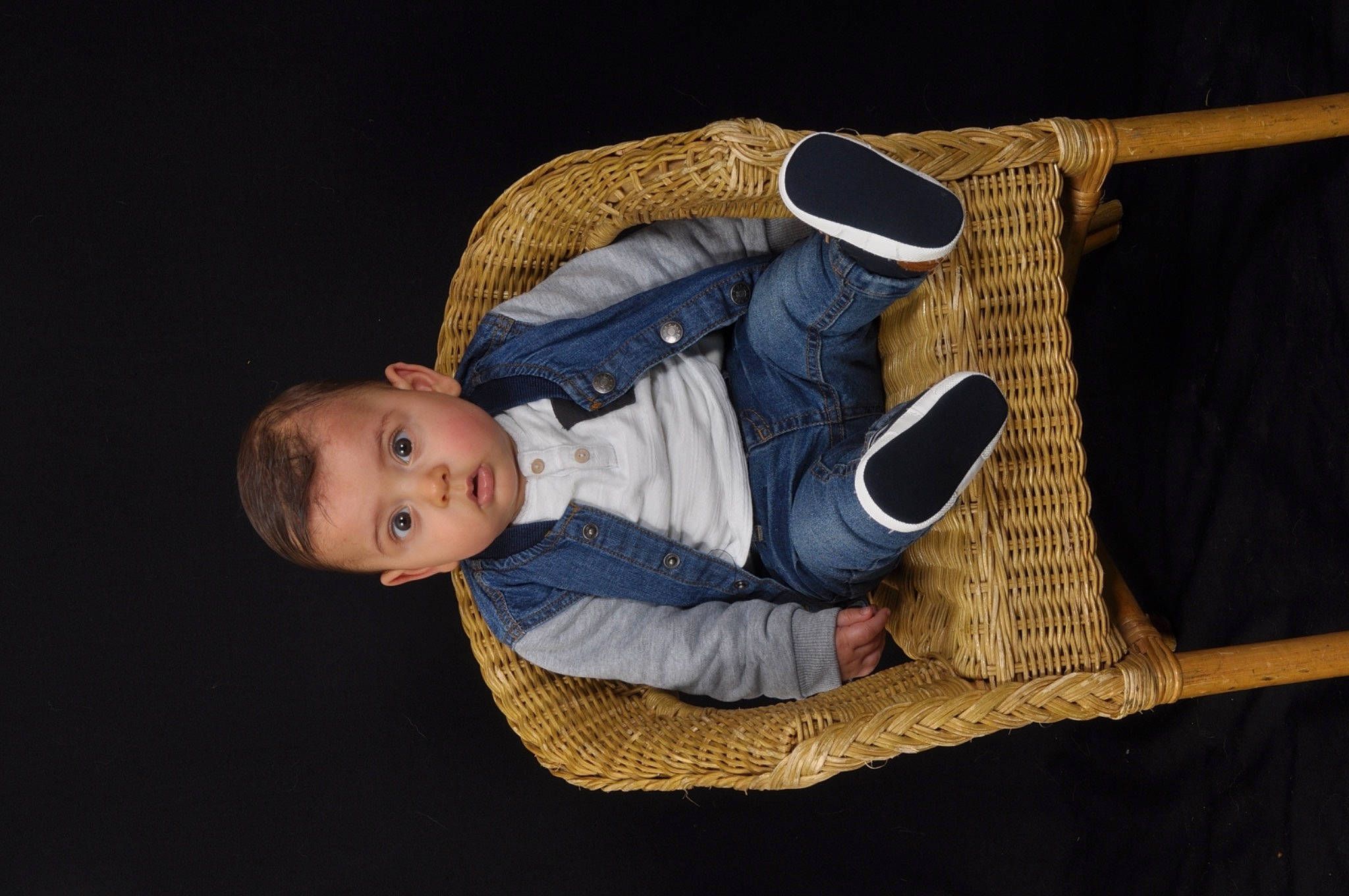 Tiago Rafaël participe au concours pour gagner de l'argent avec cette photo : baby, baby_products, baby_toddler_clothing, cap, child, comfort, elbow, finger, flash_photography, flooring, foot, hardwood, hat, headgear, lap, person, sitting, sun_hat, surprise, toddler
