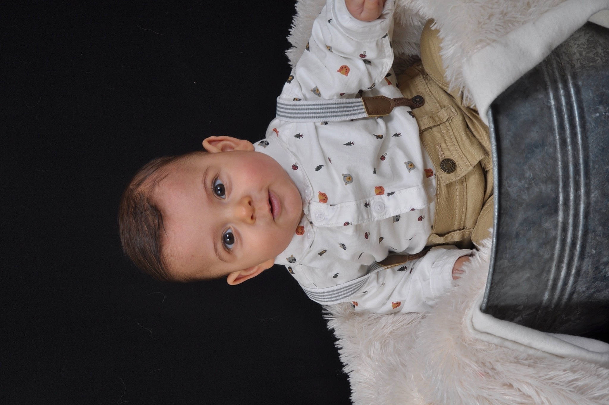 Tiago Rafaël a rejoint le concours — aidez-le/la à gagner de superbes lots ! baby, baby_toddler_clothing, child, comfort, costume, dress_shirt, flash_photography, fun, fur, hat, outerwear, pattern, person, portrait_photography, room, sitting, skin, sleeve, textile, toddler